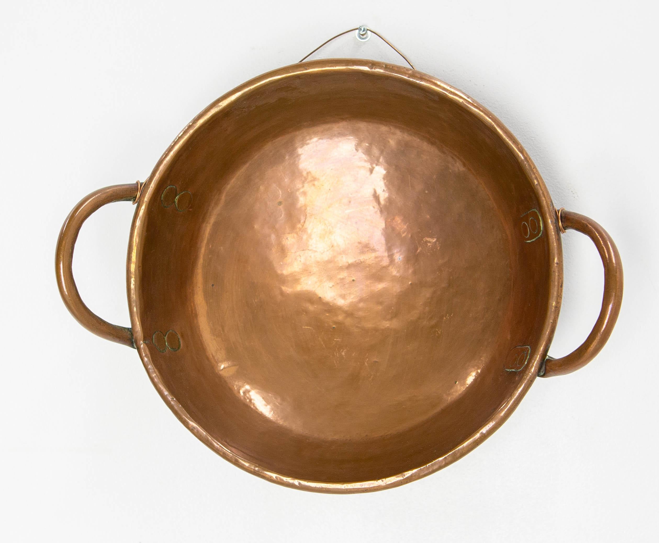 Copper center piece or old dish used in bourgeois houses.
This also can be used as a wall decoration.
However, if you only want to use it as a table centerpiece, we can remove the copper wire that was used to hang the dish.
19th century,