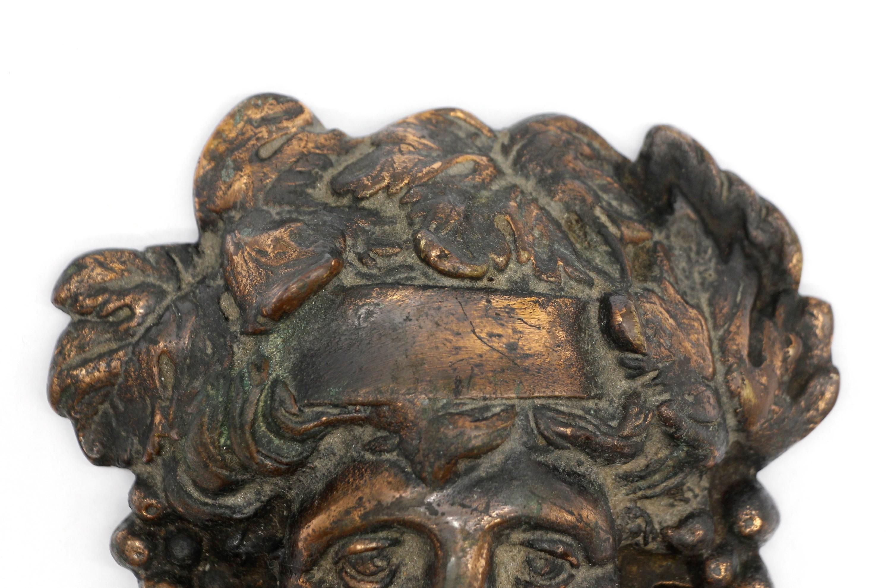 Heurtoir à tête de femme de style français du début du 20e siècle. Fabriquée en bronze moulé et finie avec un lavage au cuivre. La femme porte une coiffe de fleurs et de feuilles. Cet article peut être vu dans notre établissement du 400 Gilligan St