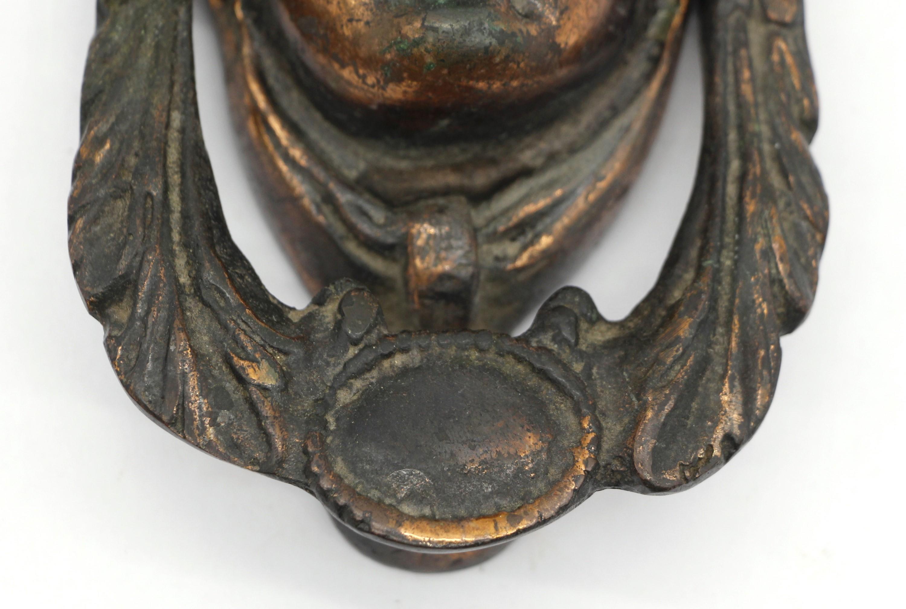Heurtoir de porte en bronze à tête de femme en cuivre Bon état à New York, NY