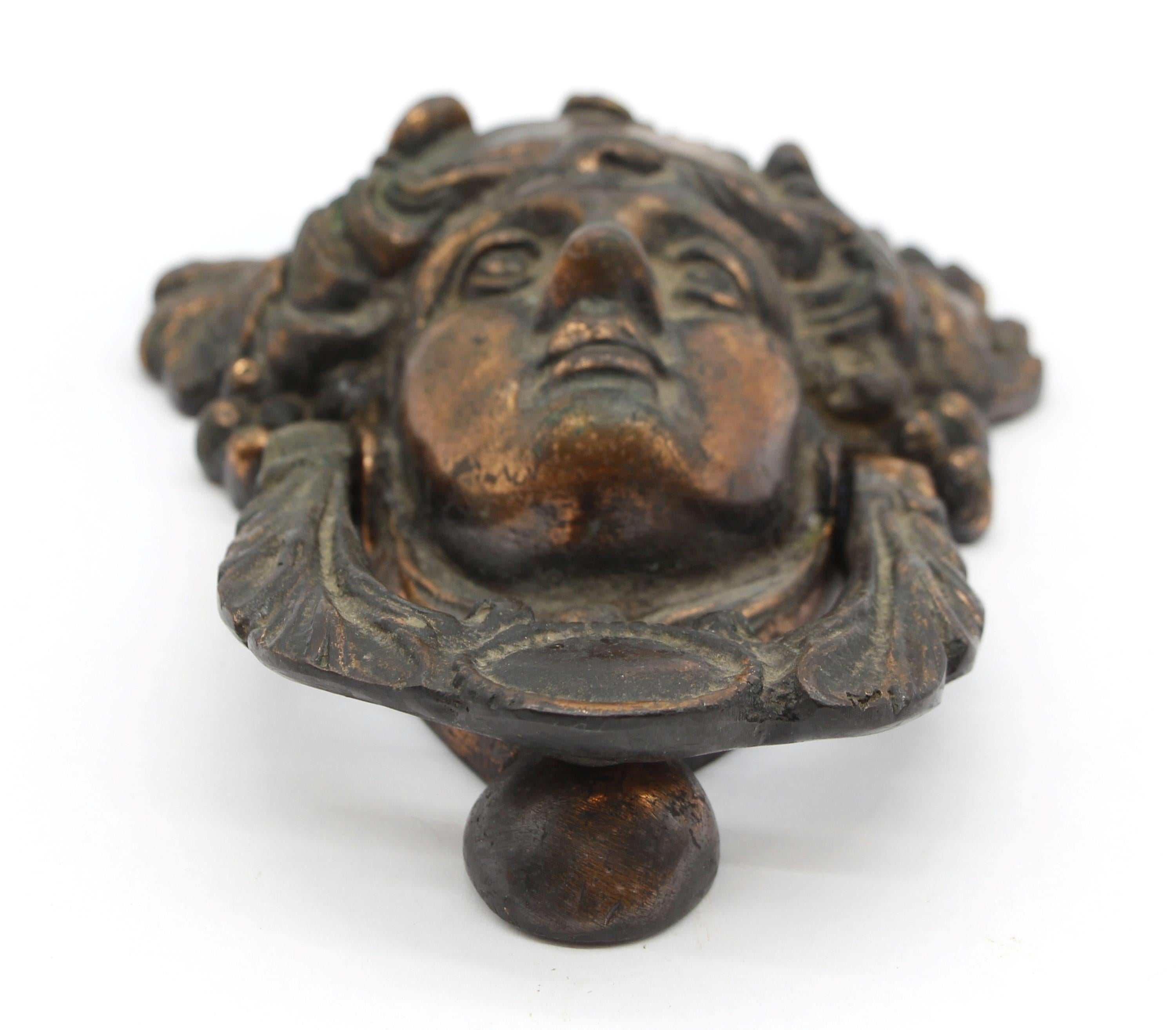 20ième siècle Heurtoir de porte en bronze à tête de femme en cuivre