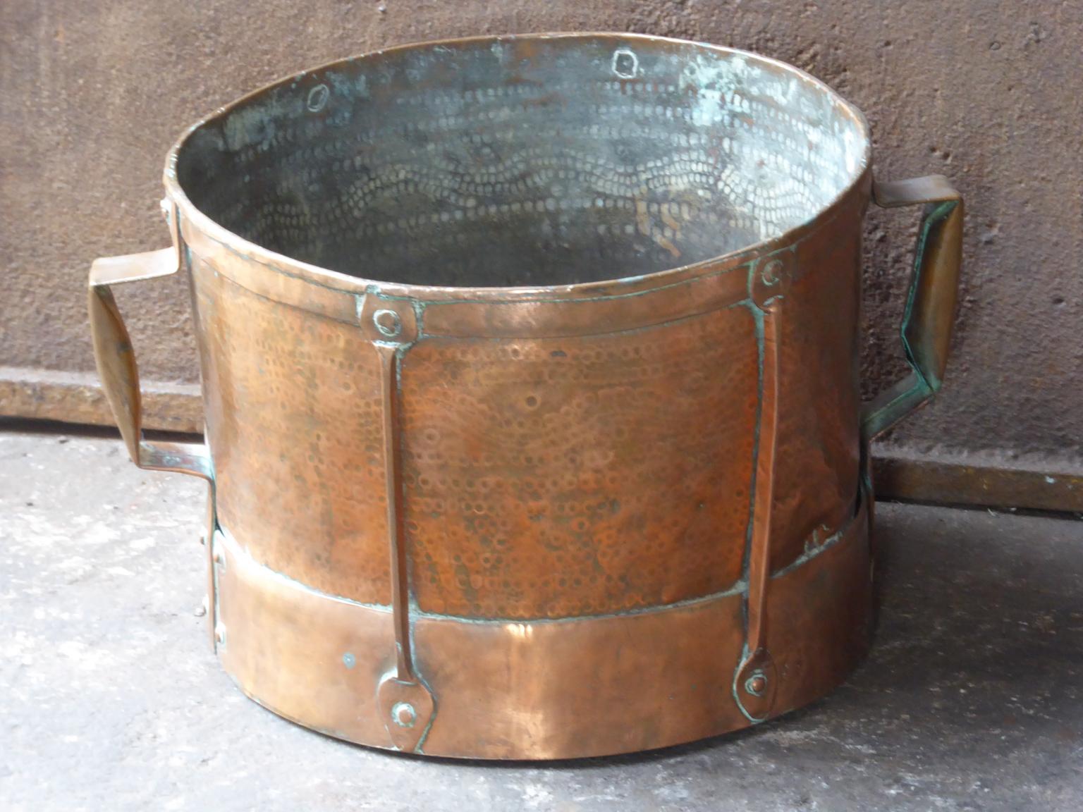 Porte-bois de chauffage Louis XV du XVIIIe siècle. Le porte-bûches est en cuivre. Le porte-bûches est en bon état et fonctionne parfaitement.