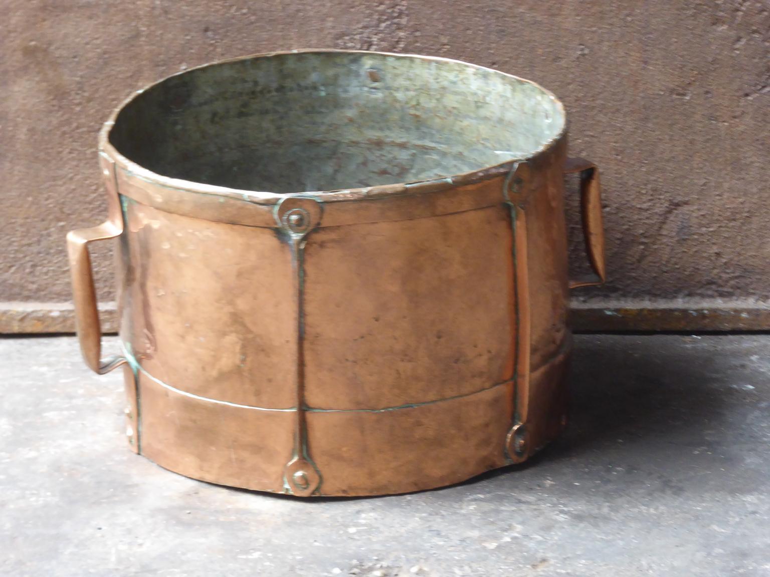 18th century French Louis XV firewood basket holder. The log holder is made of polished copper. The log holder is in a good condition and is fully functional.