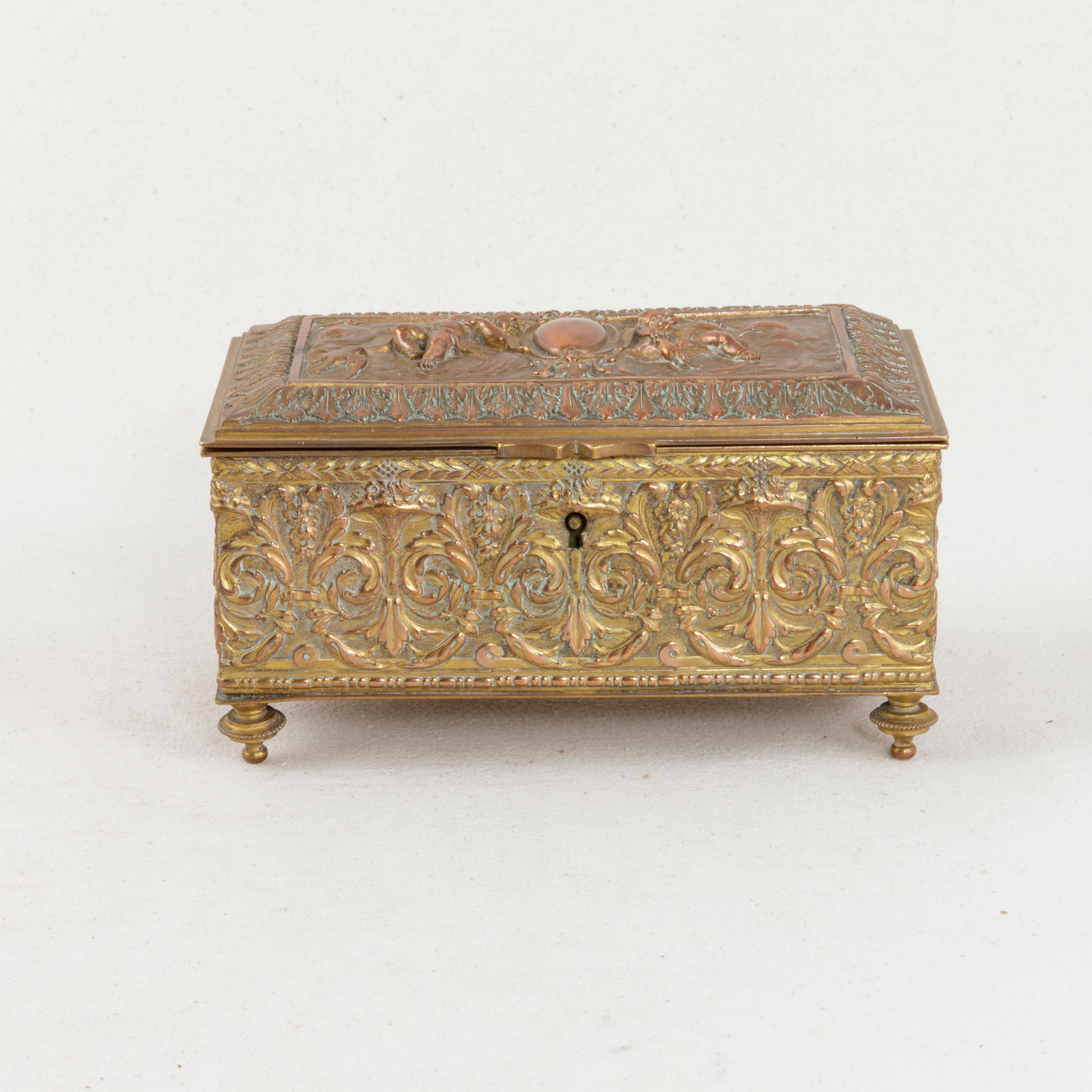 French Copper Repousse Box with Lid, Cherubs and Floral Motif, circa 1900 (Französisch)