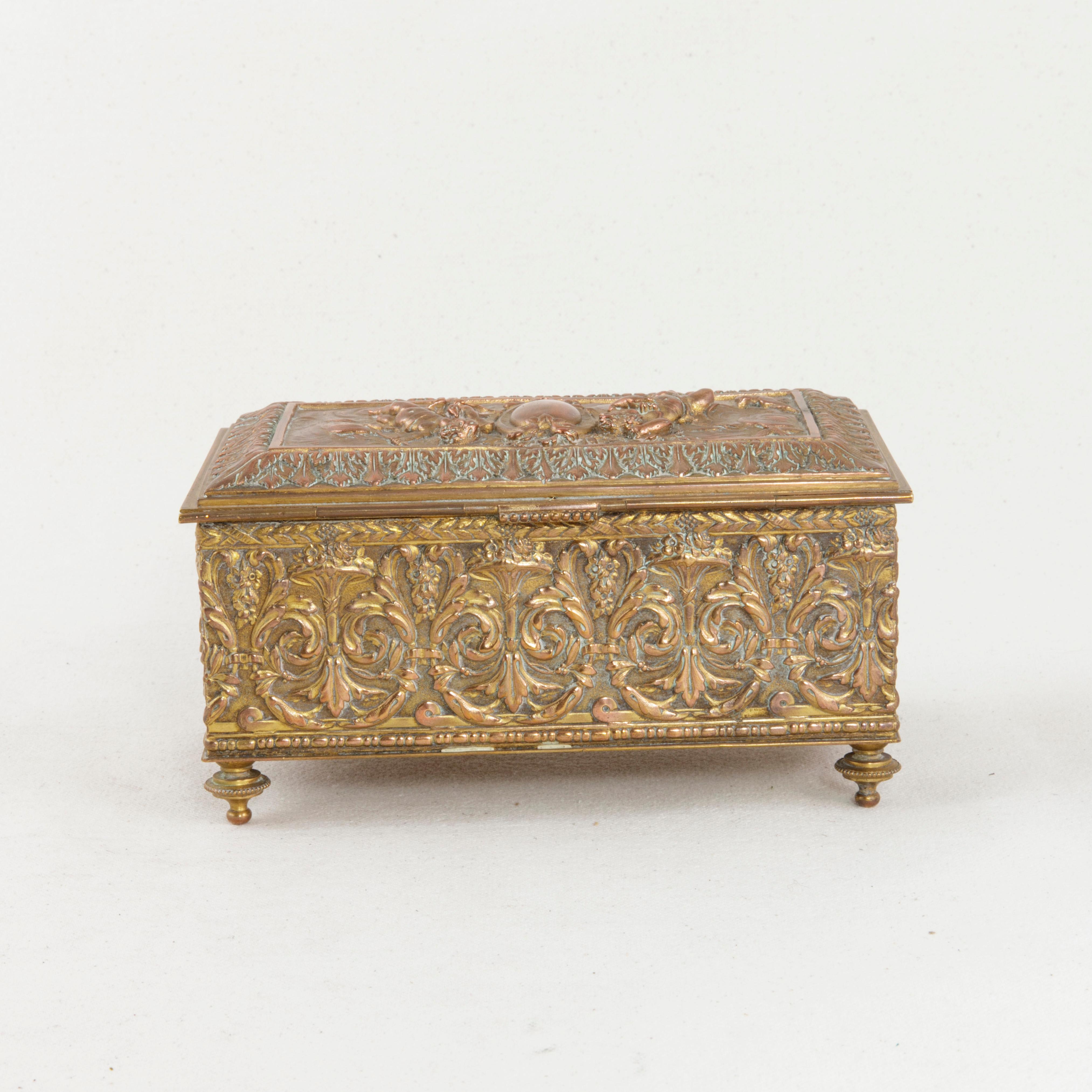 French Copper Repousse Box with Lid, Cherubs and Floral Motif, circa 1900 im Zustand „Gut“ in Fayetteville, AR
