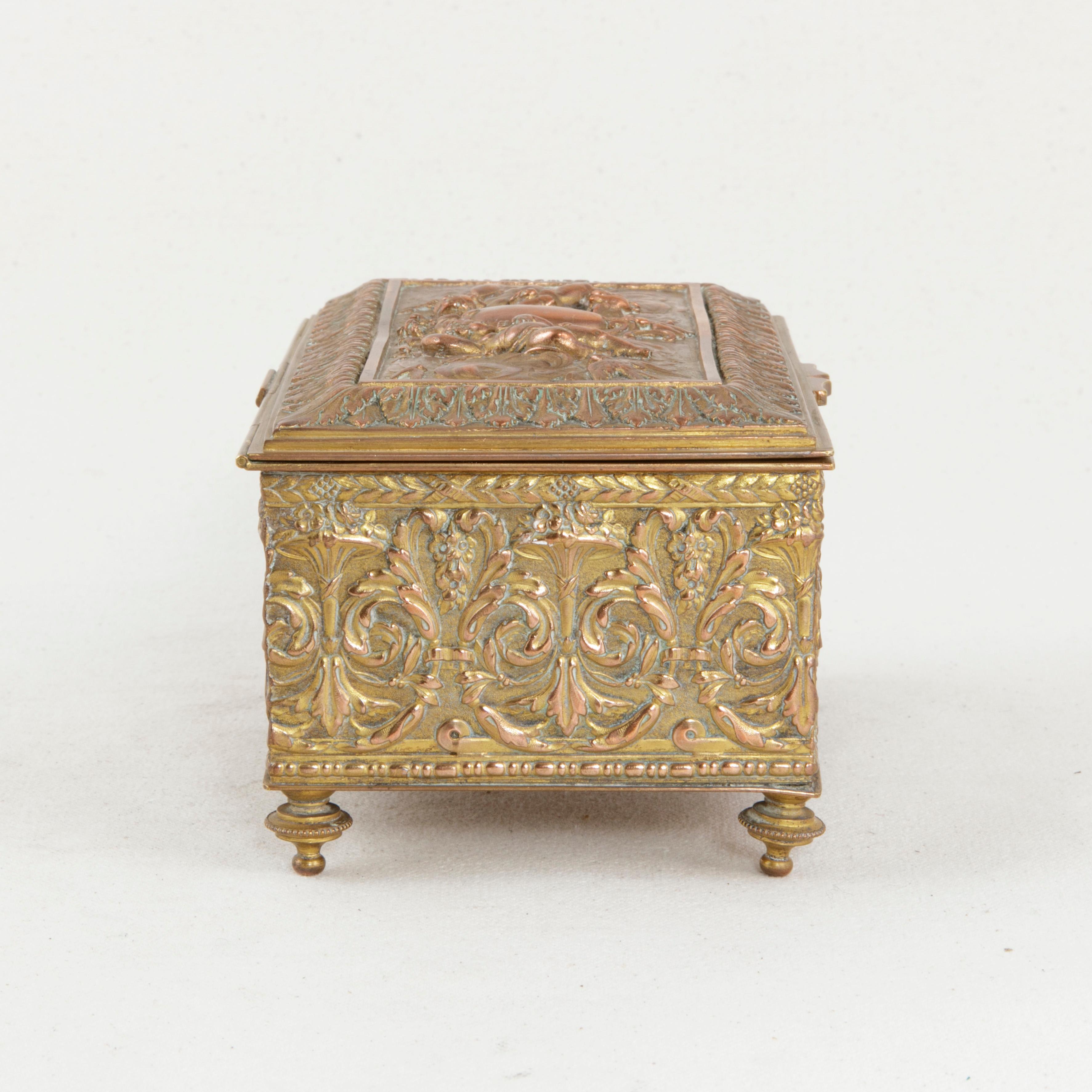 French Copper Repousse Box with Lid, Cherubs and Floral Motif, circa 1900 (Frühes 20. Jahrhundert)