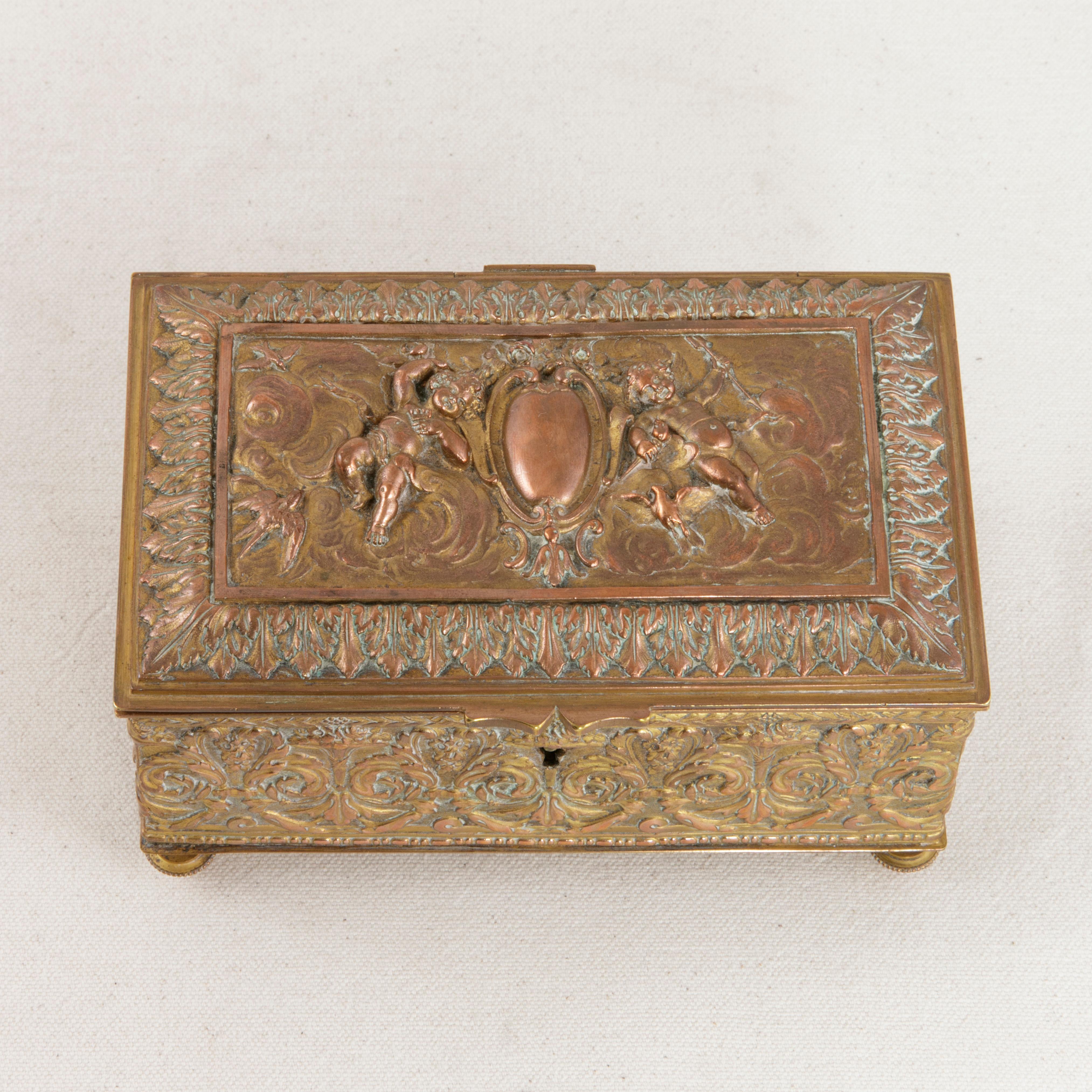 French Copper Repousse Box with Lid, Cherubs and Floral Motif, circa 1900 (Kupfer)