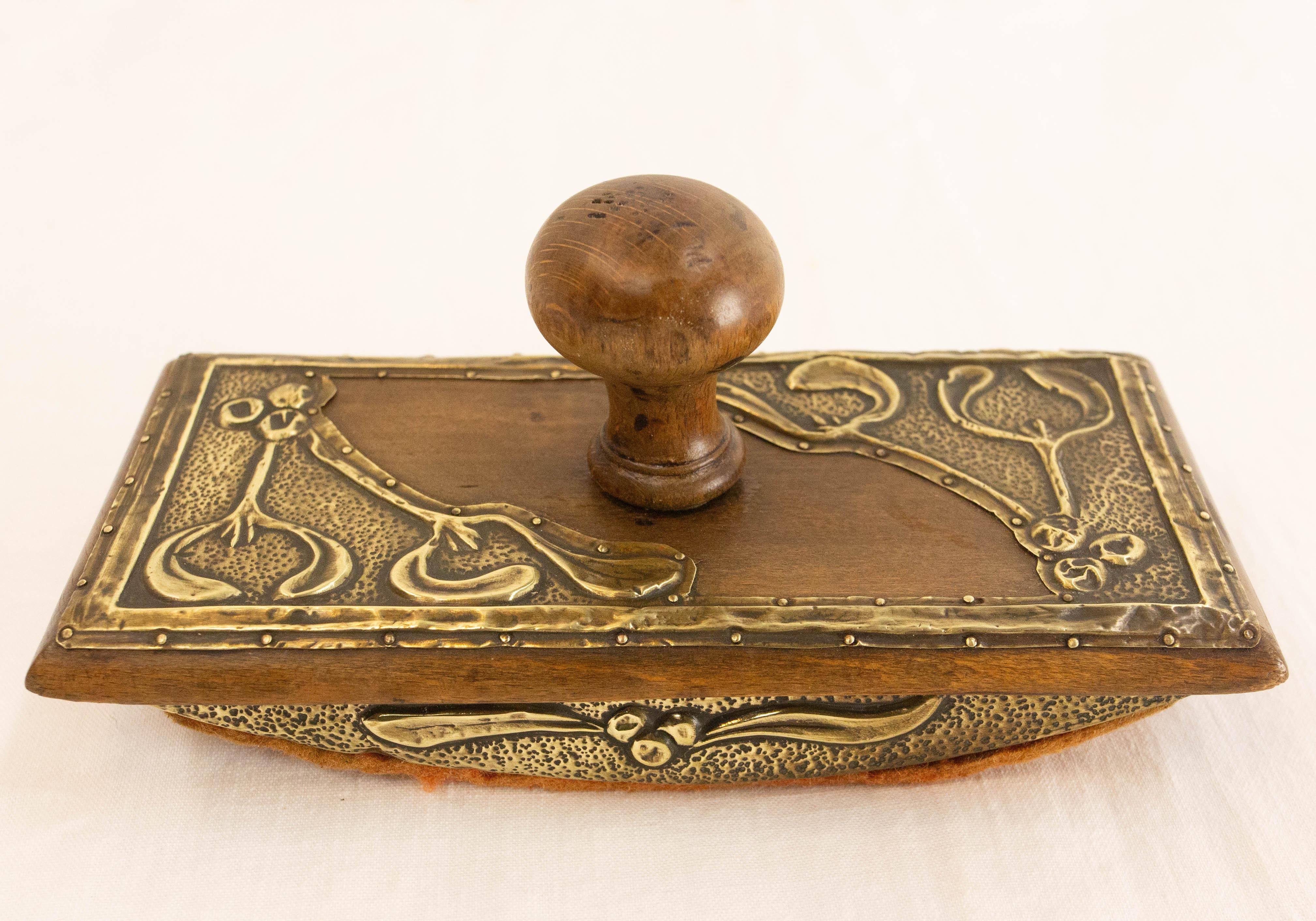 French ink blotter for blooting paper 
Made circa 1900, in wood and embossed copper
Vegetal motifs

To be placed on a desk or a side table.

Good antique condition 