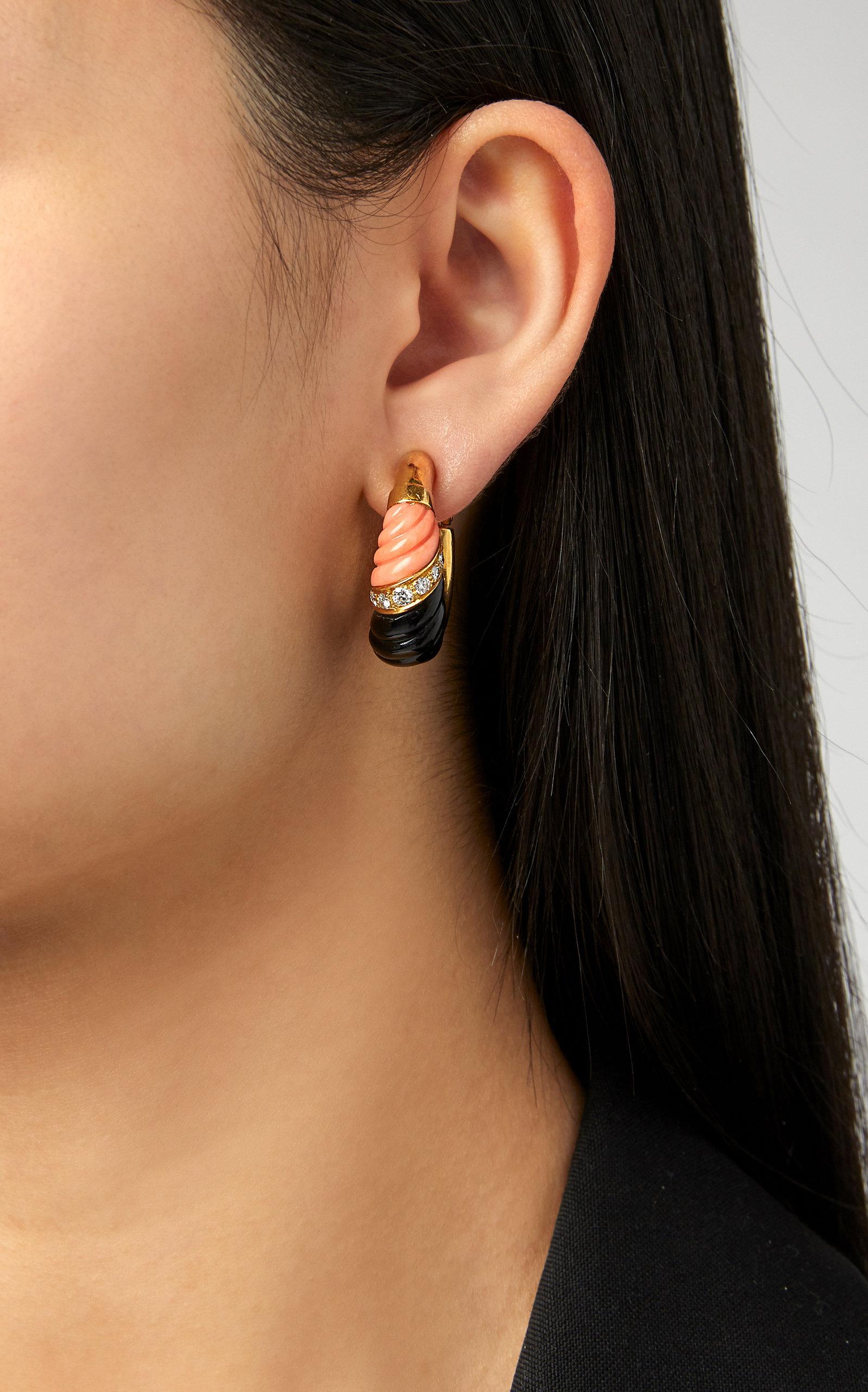 Chic retro Earrings in 18kt yellow gold with undulating coral and black onyx, and round diamonds. France, circa 1968.
