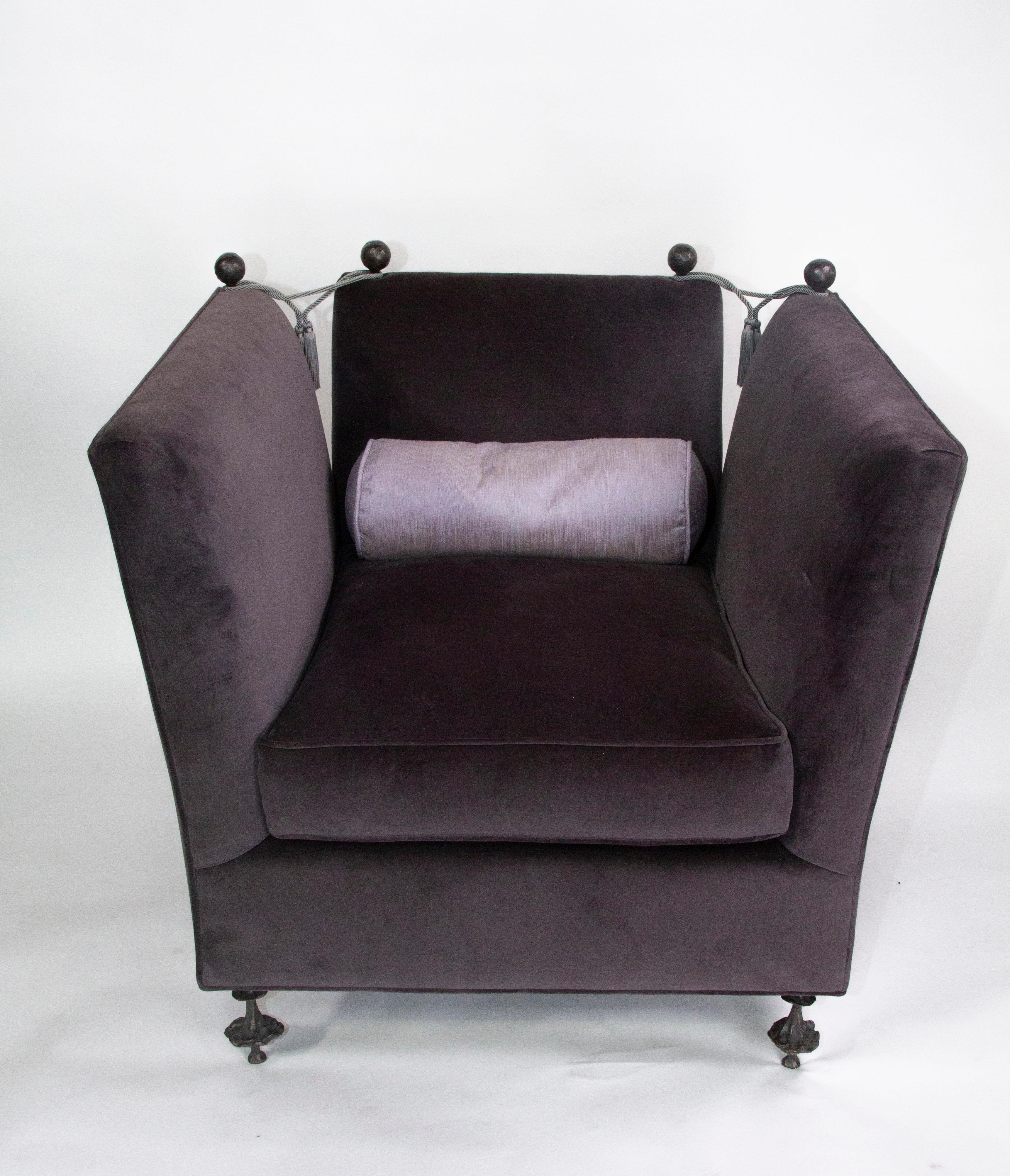 Der unverwechselbare Anouk-Stuhl ist eine Hommage an das legendäre Lady Knole-Sofa. Der Stuhl zeichnet sich durch exquisite Handwerkskunst, handgefertigte Bronze  beinen und Endstücken und ist mit französischen Kordeln und Quasten verziert. Jedes
