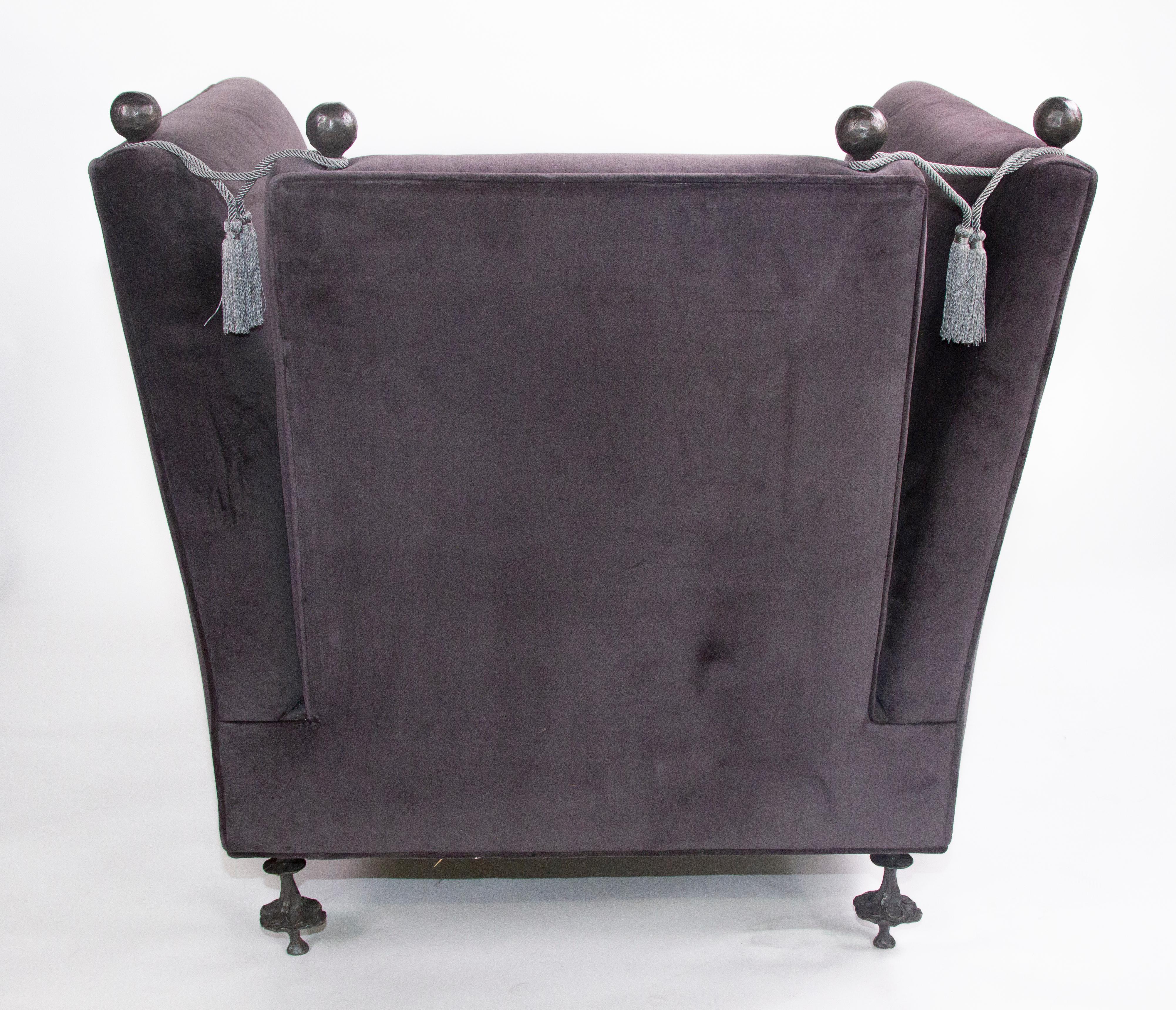 Englischer Smokingknotenknopf  Sessel mit Bronzebeinen im Zustand „Neu“ im Angebot in Ballard, CA