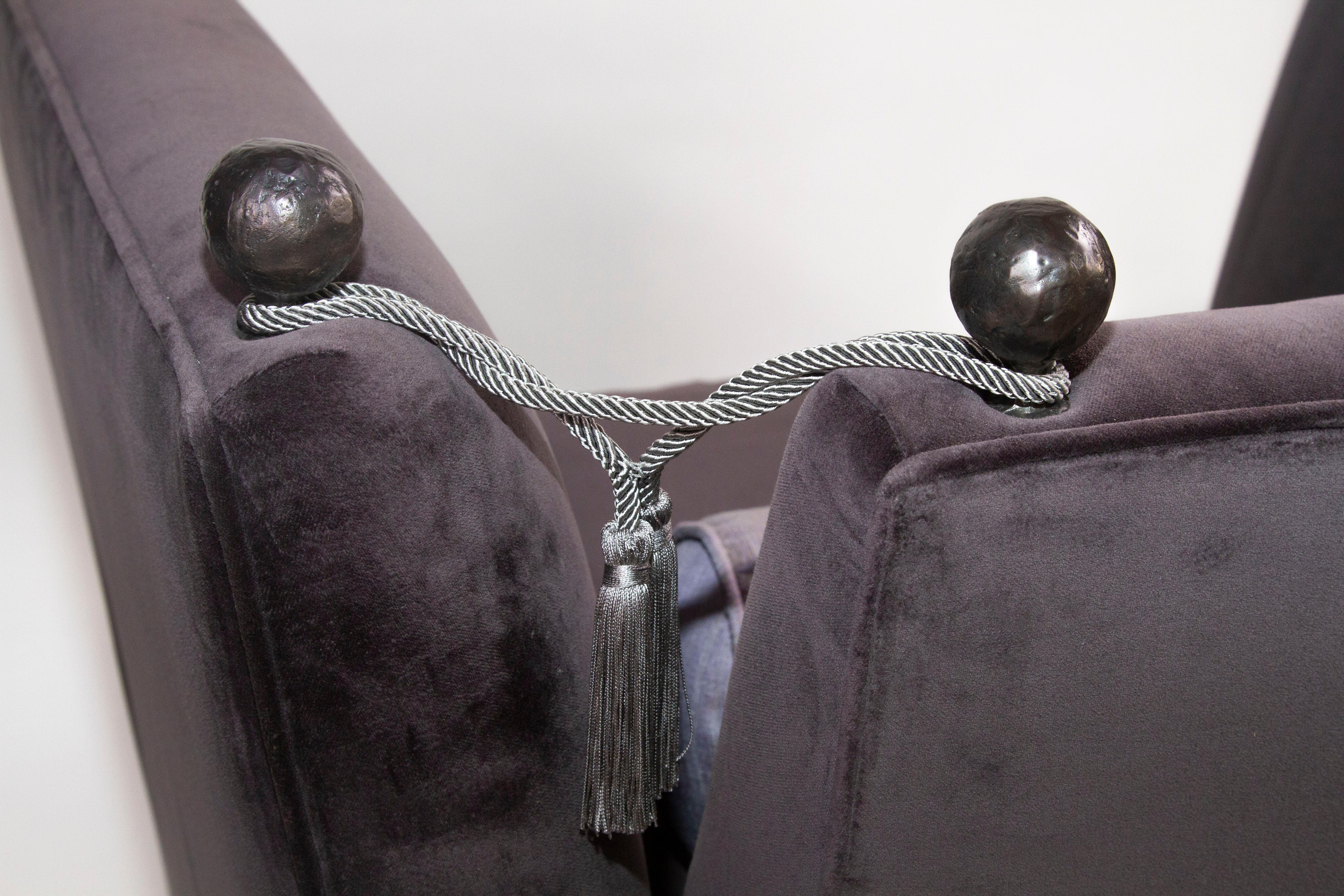 Englischer Smokingknotenknopf  Sessel mit Bronzebeinen (21. Jahrhundert und zeitgenössisch) im Angebot