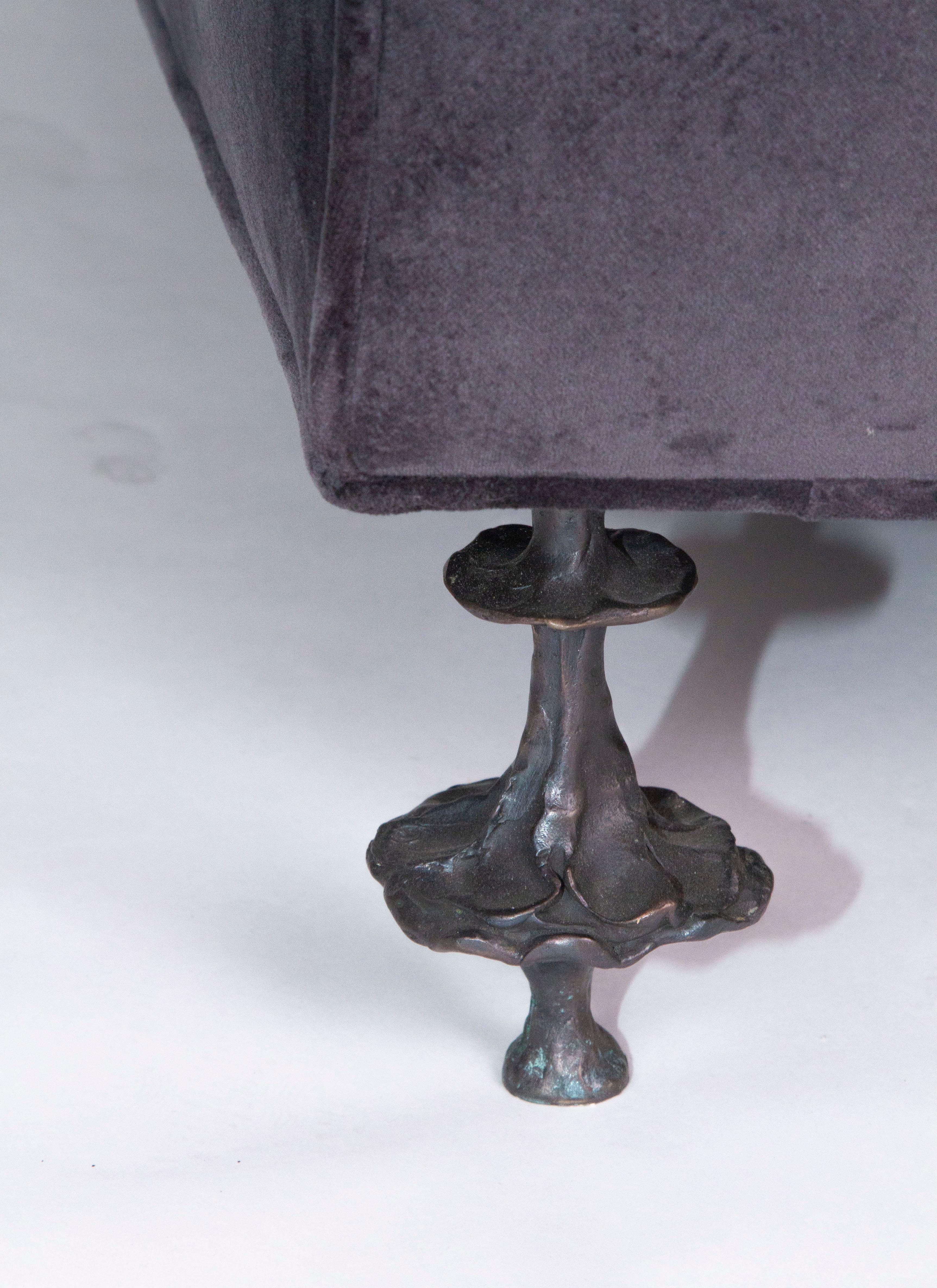 Englischer Smokingknotenknopf  Sessel mit Bronzebeinen im Angebot 1