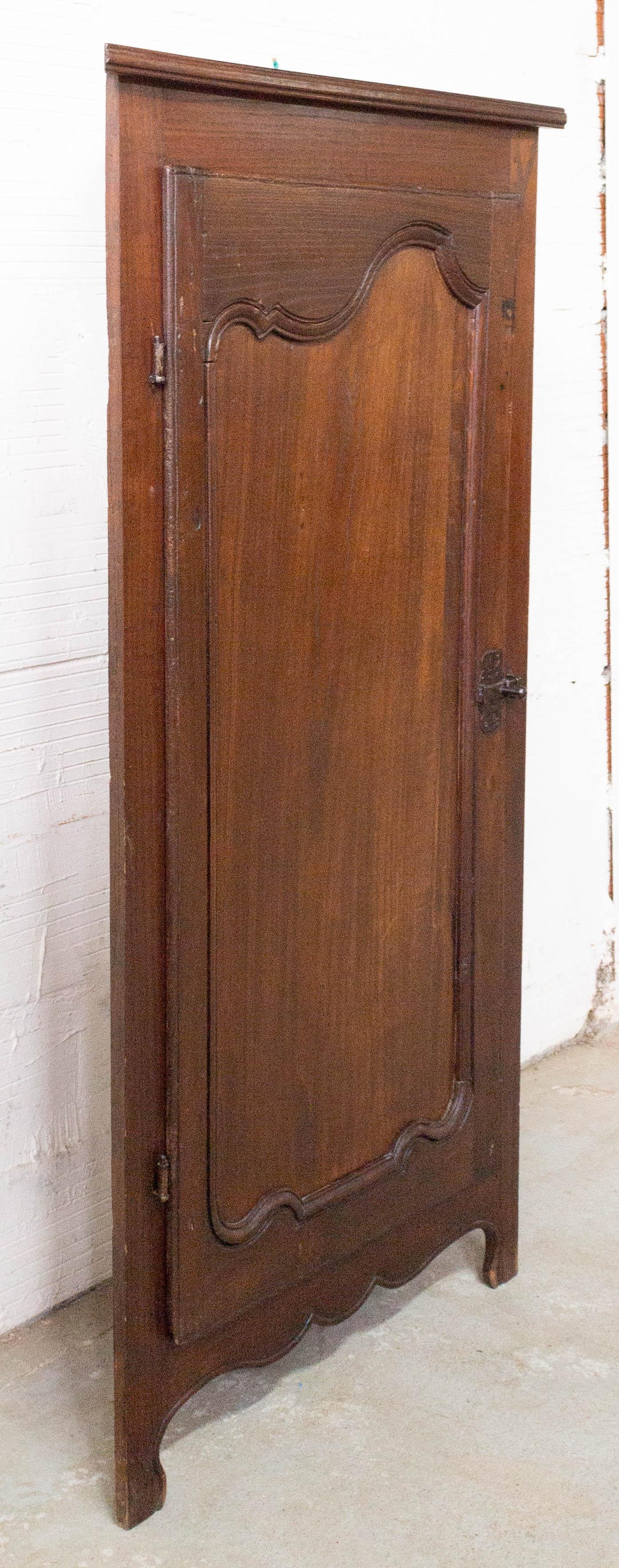 Armoire d'angle de style Louis XV.
Seule la porte est d'environ 1890, le meuble a été assemblé plus tard, vers 1960.
Bon état et caractère avec une belle patine.

Mesures : Expédition
L 79.5/P 45/H 152.5 cm 35 kg.
  