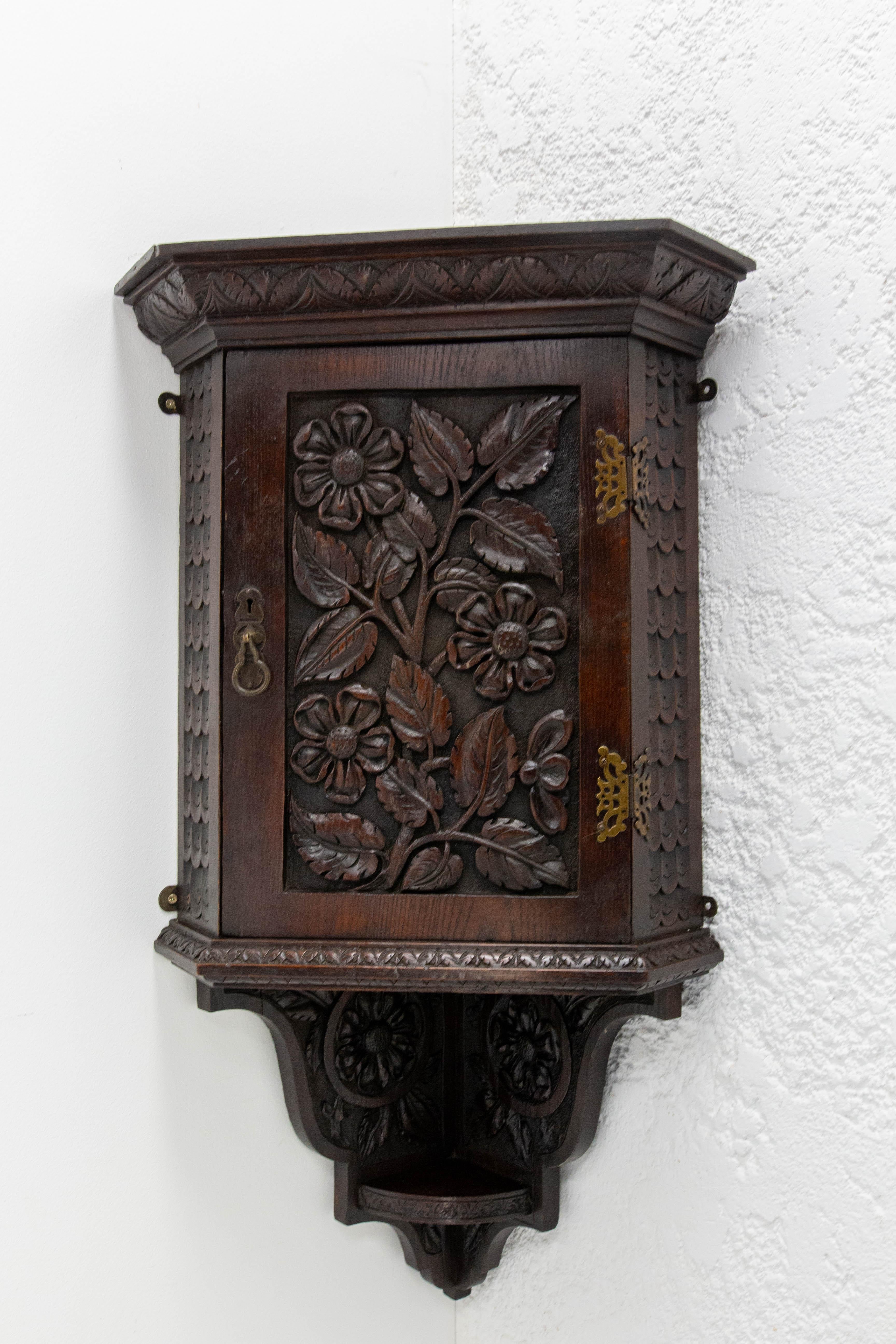 Armario esquinero tallado de motivo vegetal.
Fabricada hacia 1900 en madera de castaño.
Una balda dentro del armario y una balda muy pequeña fuera en la que explotar un pequeño objeto decorativo.
En buen estado y con carácter, con una bonita