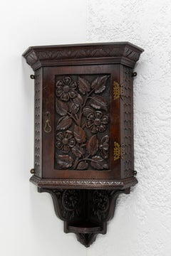 Französischer Eck-Wandschrank aus Kastanienholz mit floraler Schnitzerei, um 1900