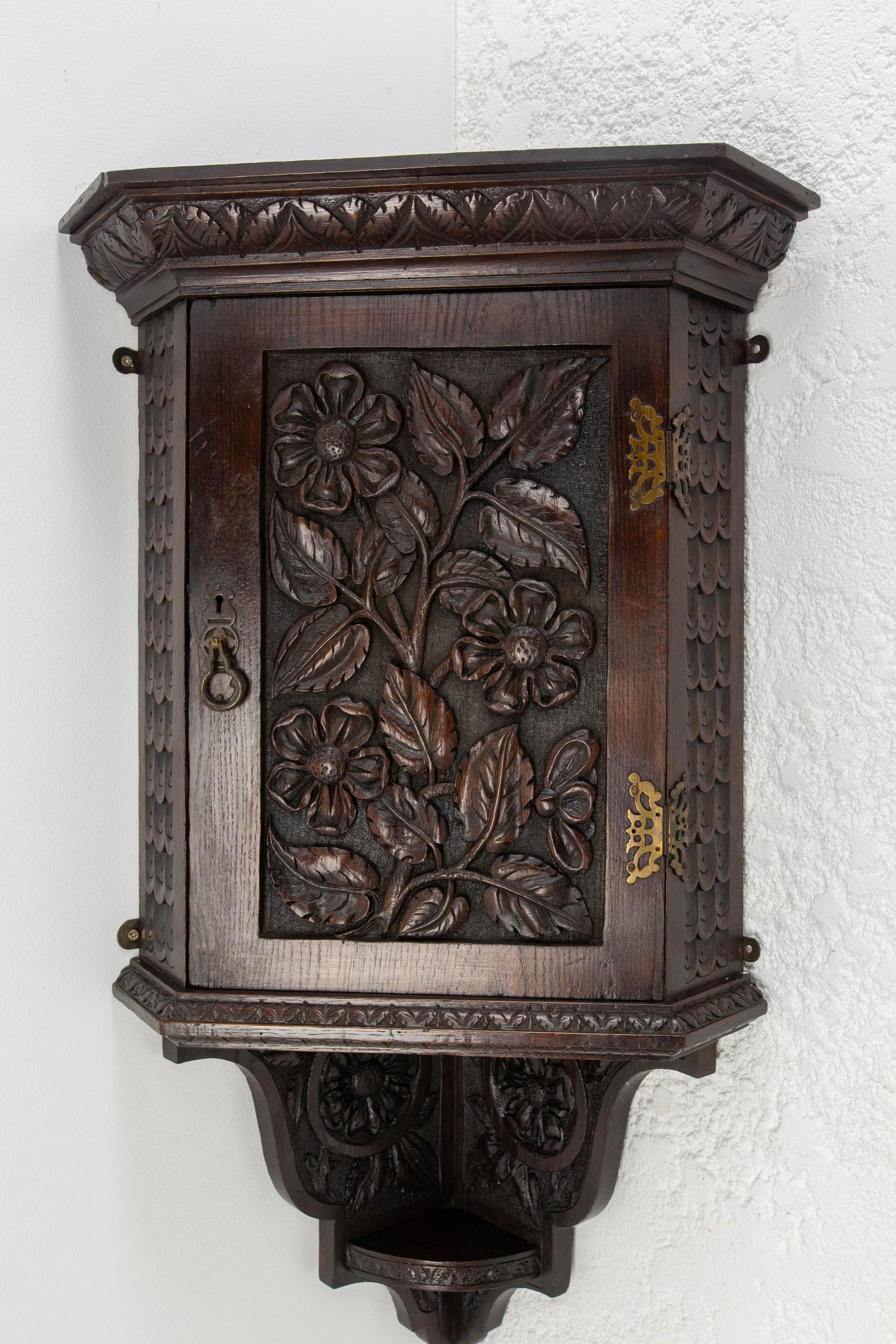 Armario Esquinero Francés de Pared de Castaño Talla Floral, circa 1900 Provincial francés en venta