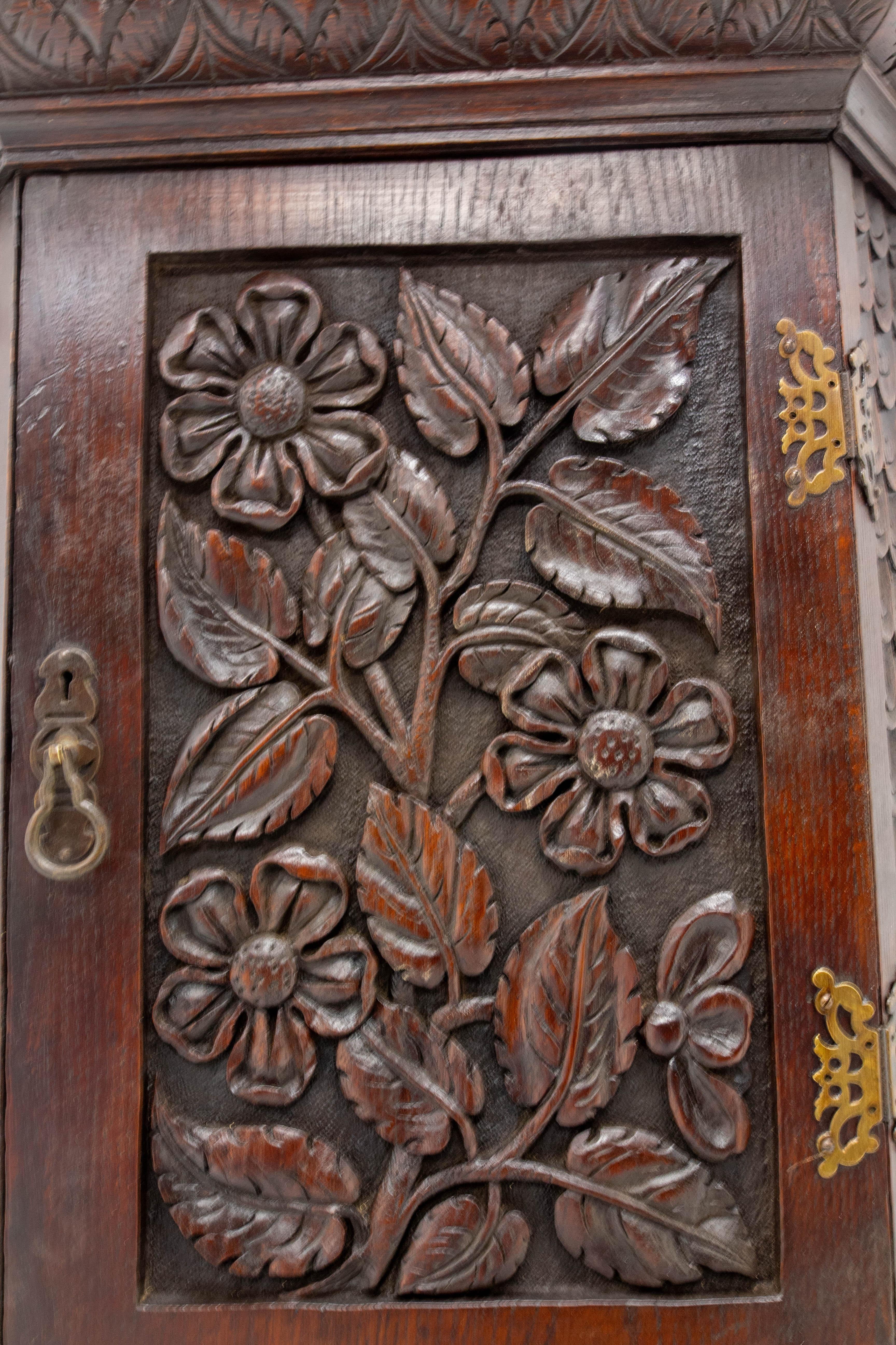 Armario Esquinero Francés de Pared de Castaño Talla Floral, circa 1900 en Bueno estado para la venta en Labrit, Landes