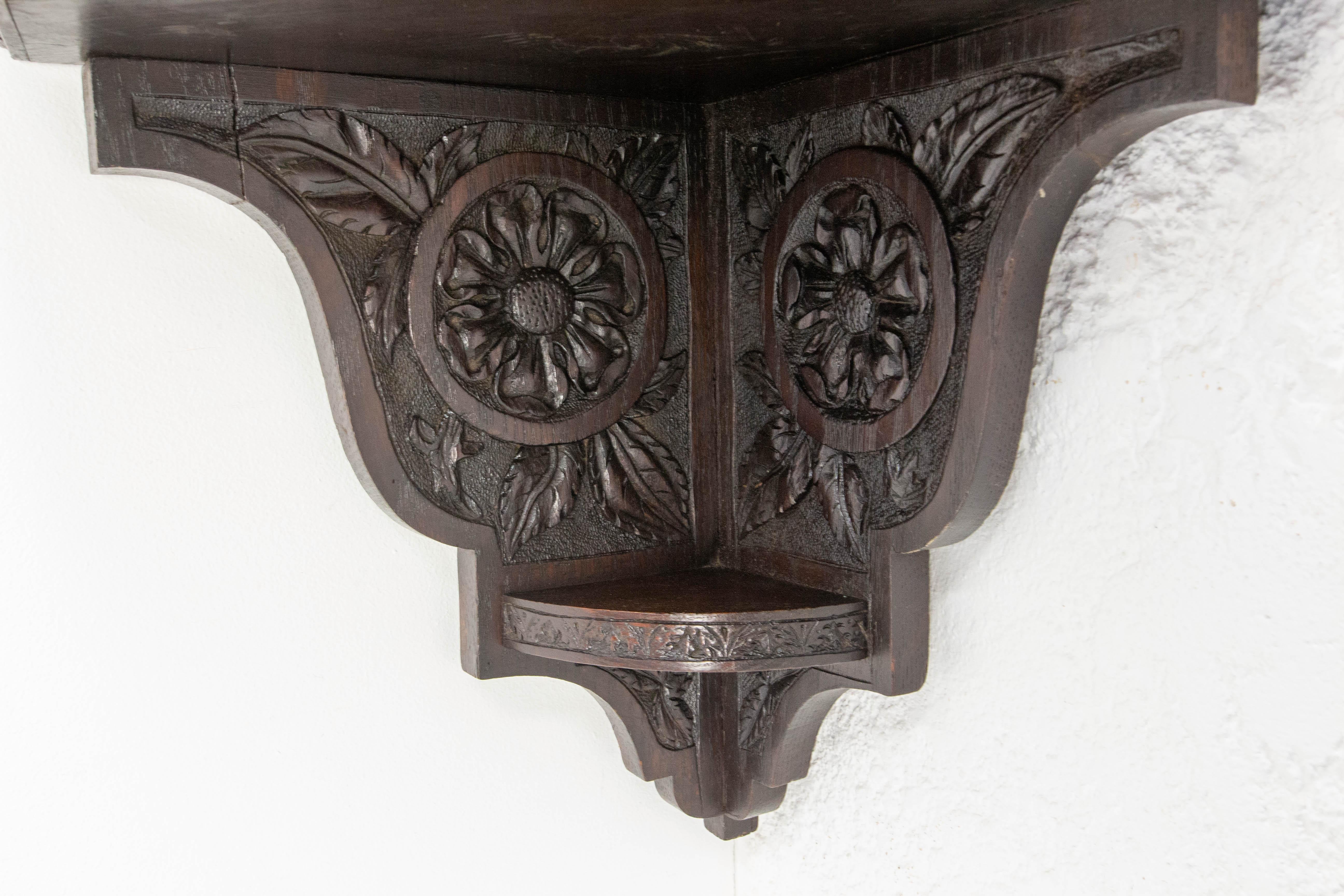 Armario Esquinero Francés de Pared de Castaño Talla Floral, circa 1900 en venta 3