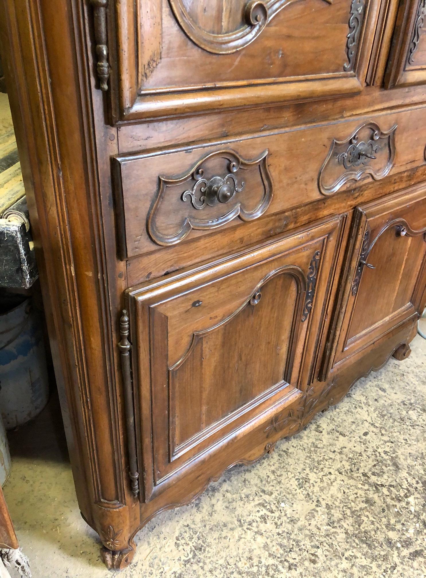 Big size French Corner Unit in Solid Walnut, with 4-Door Drawer For Sale 5