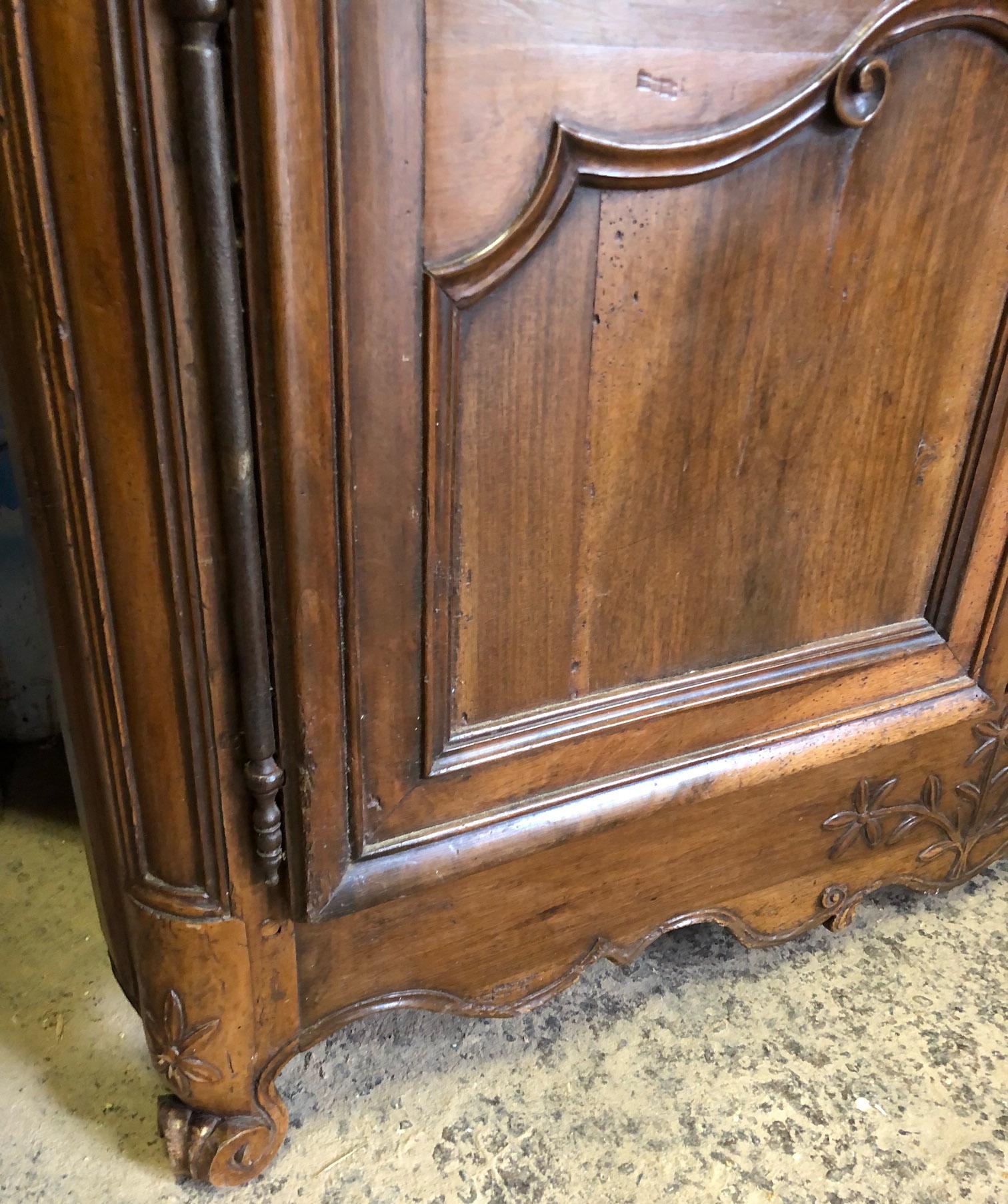 Big size French Corner Unit in Solid Walnut, with 4-Door Drawer For Sale 9