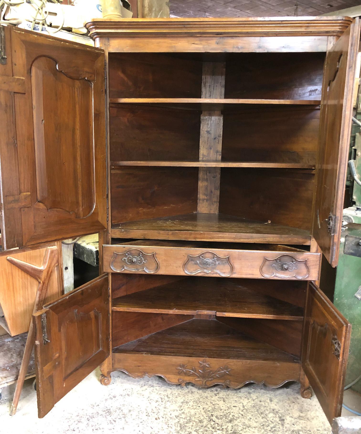 Big size French Corner Unit in Solid Walnut, with 4-Door Drawer For Sale 12