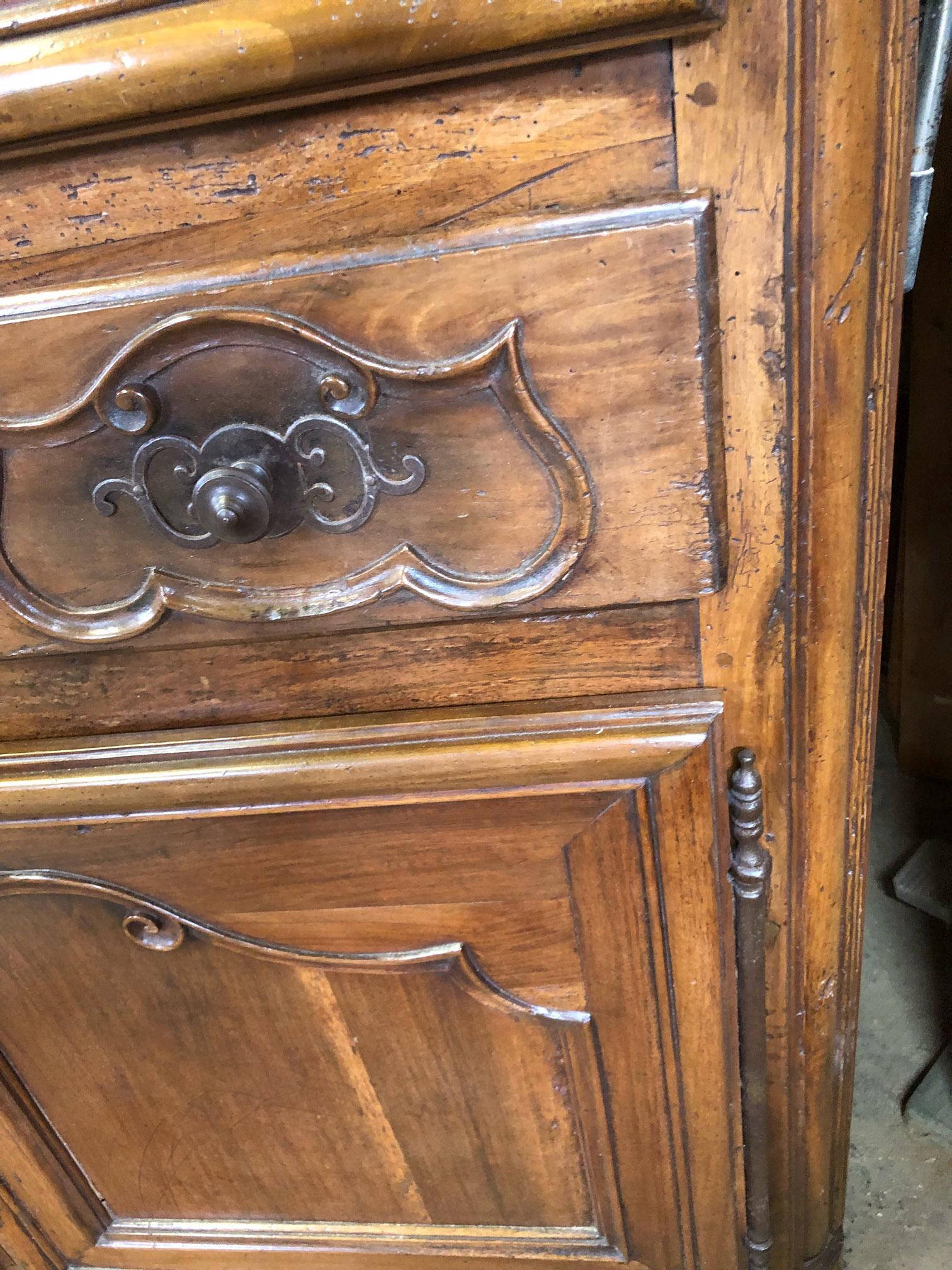 French corner unit in solid walnut, with 4-door drawer. 
It has sturdy internal shelves. 
The doors and the drawer can be removed from the structure.
The cabinet is very heavy.
It has a diagonal of about 150 cm.
It has rounded ends and sturdy