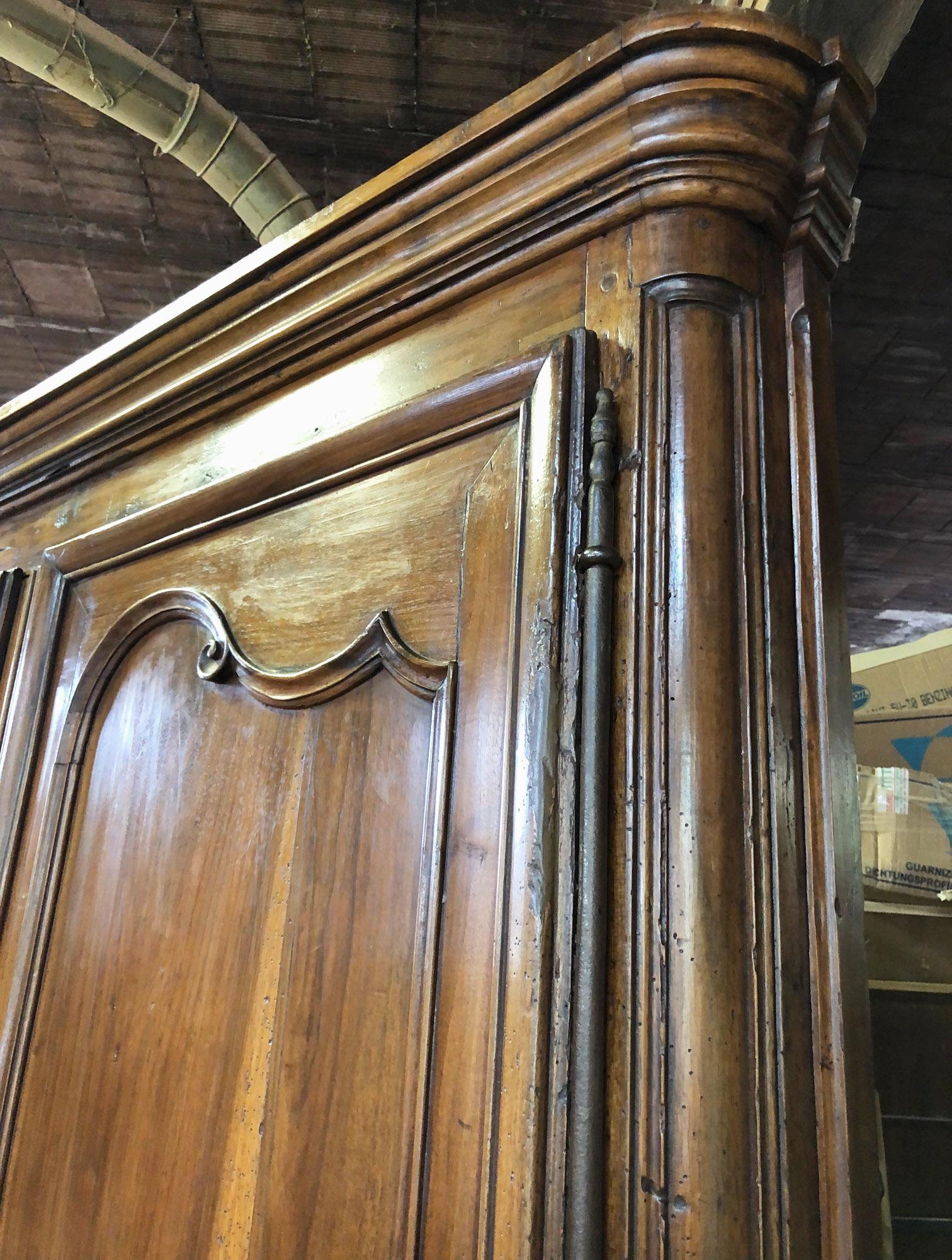 Big size French Corner Unit in Solid Walnut, with 4-Door Drawer In Good Condition For Sale In Buggiano, IT