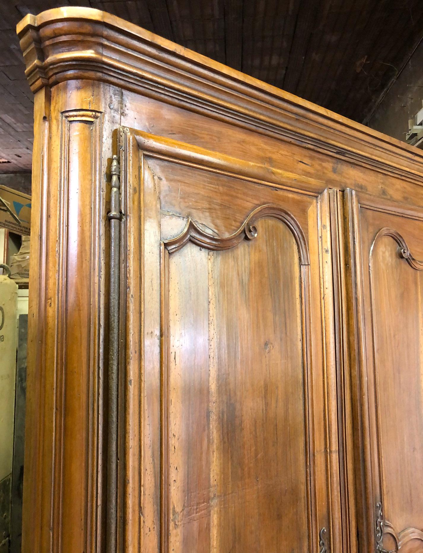 Big size French Corner Unit in Solid Walnut, with 4-Door Drawer For Sale 3