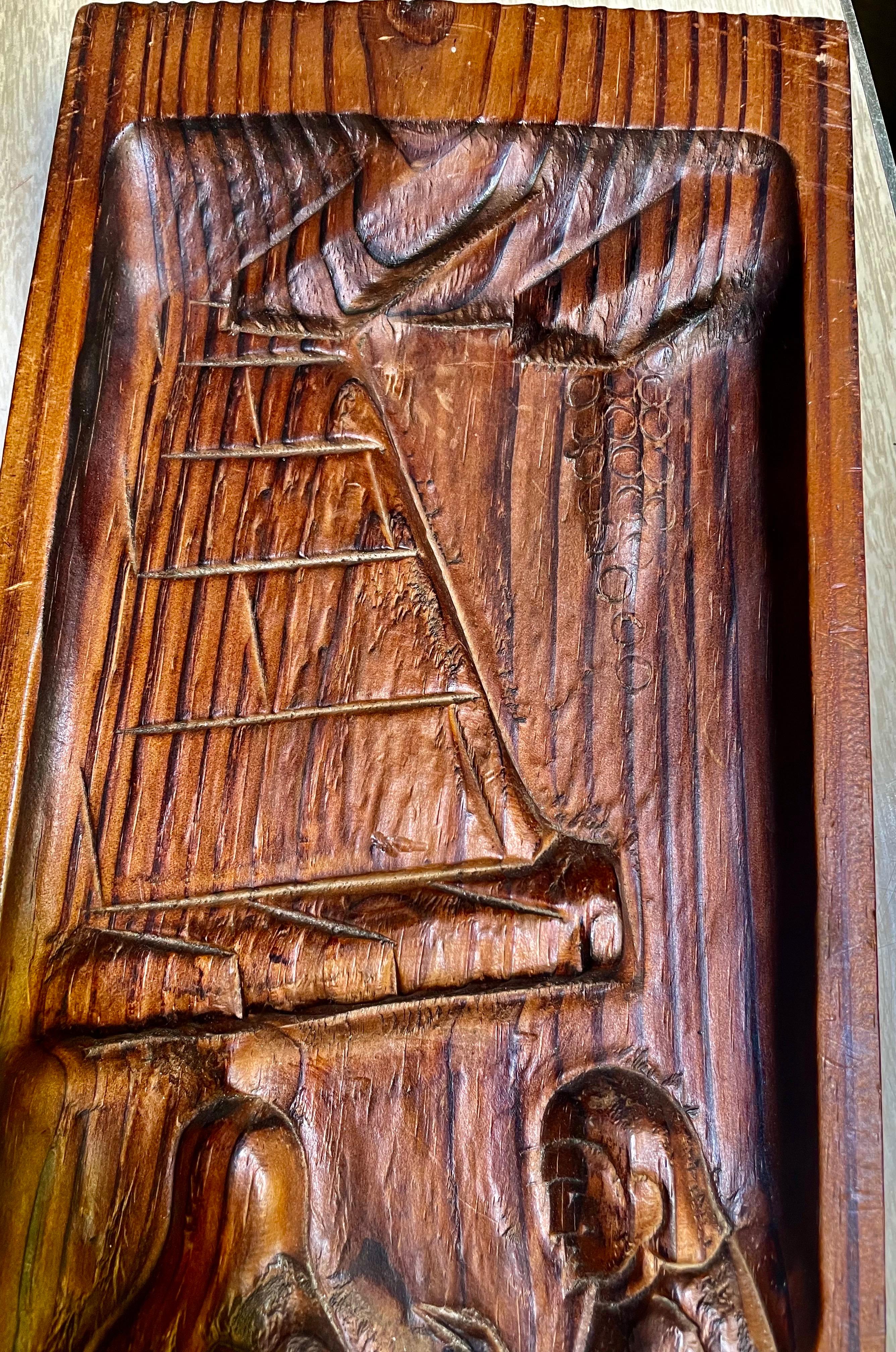 Mid-Century Modern Panneau en pin sculpté scène de café Décoration murale Couple en vente