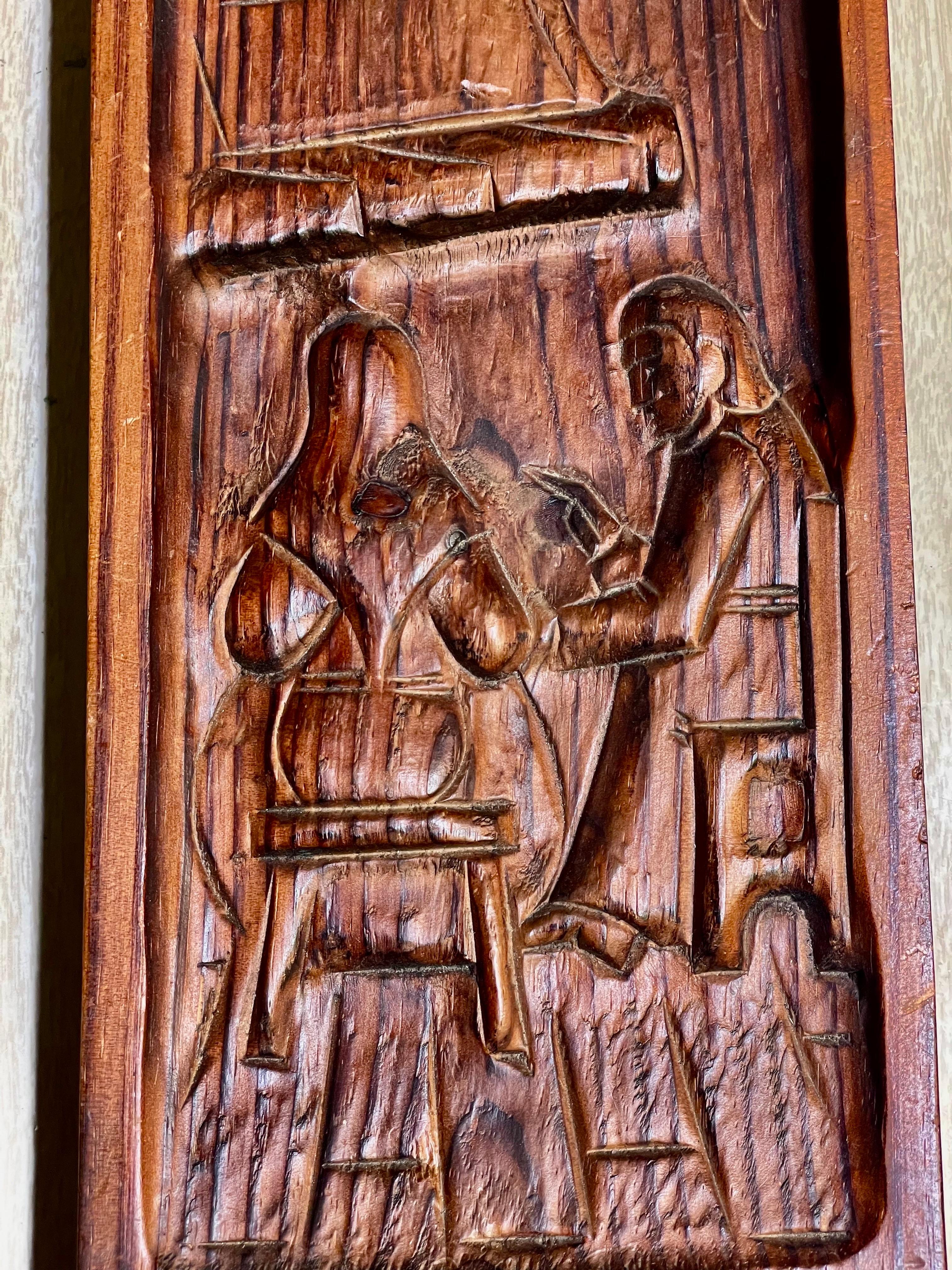 Sculpté Panneau en pin sculpté scène de café Décoration murale Couple en vente