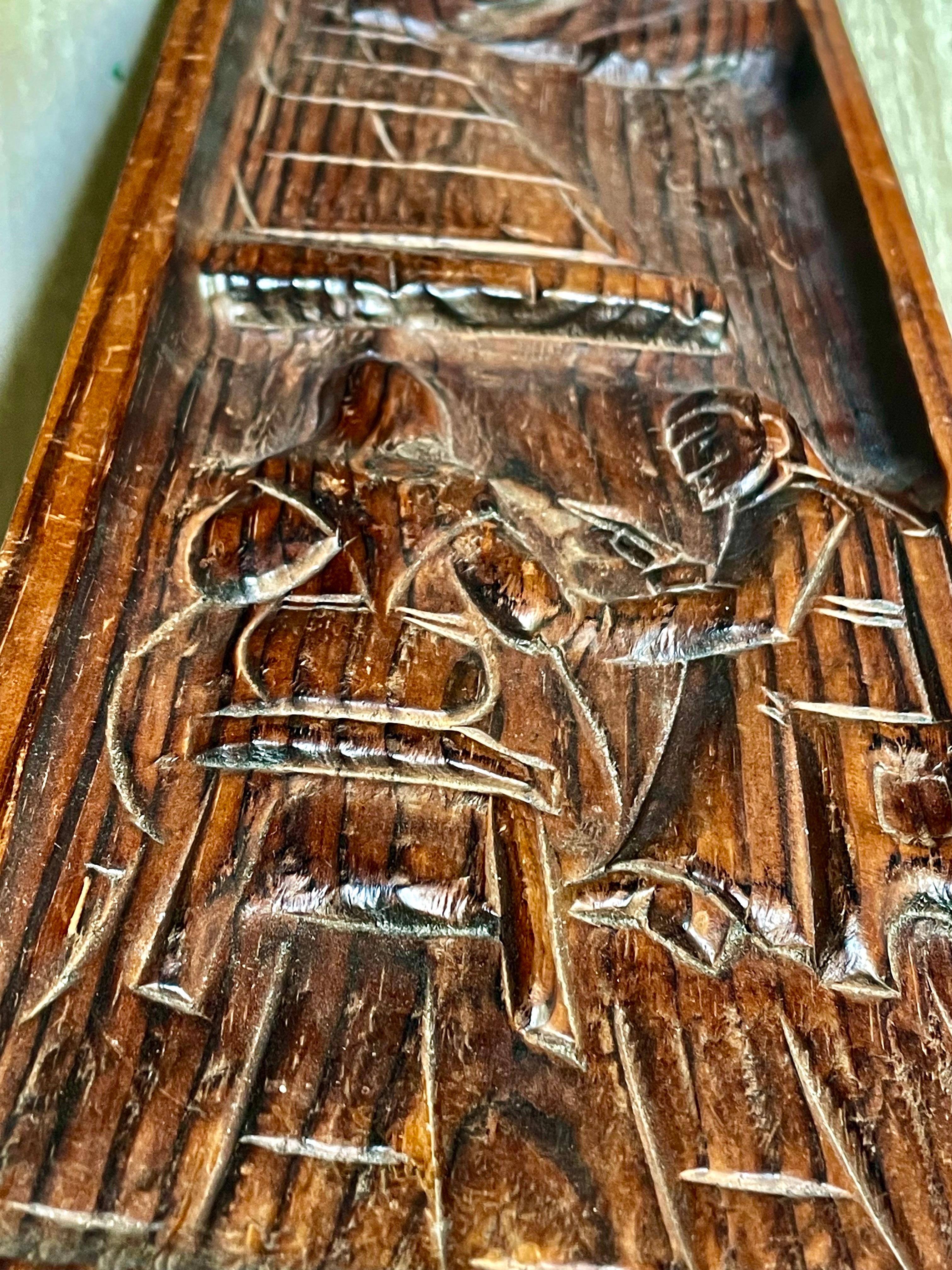 Panneau en pin sculpté scène de café Décoration murale Couple en vente 1