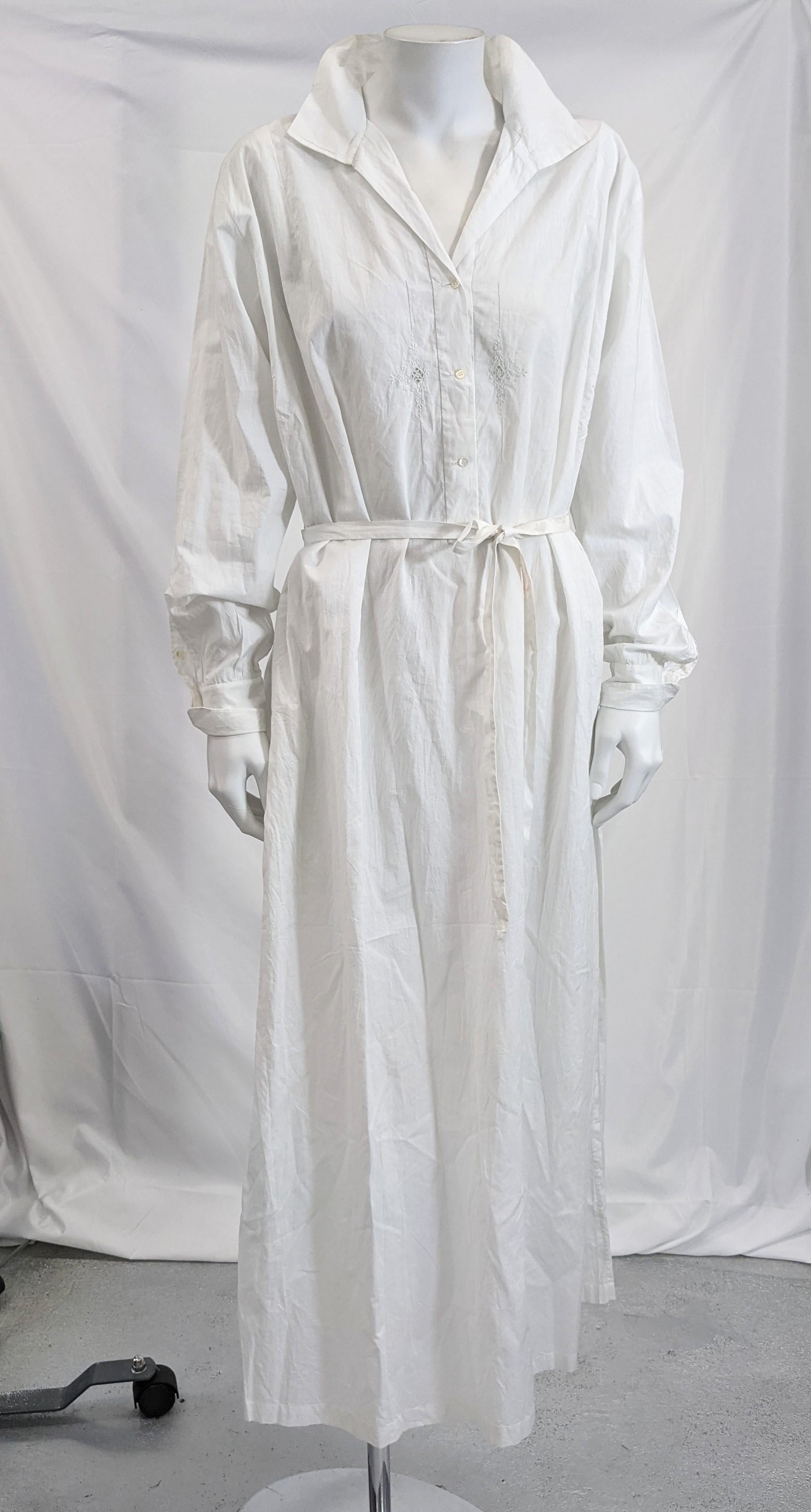 Elegantes Kleid aus französischem Baumwollbatist, das auch als Tageskleid getragen werden kann. Halbtransparenter Baumwollbatist mit schönen durchbrochenen Mustern auf beiden Seiten der Knopfleiste. Große umgekehrte Falten an jeder Seitennaht der