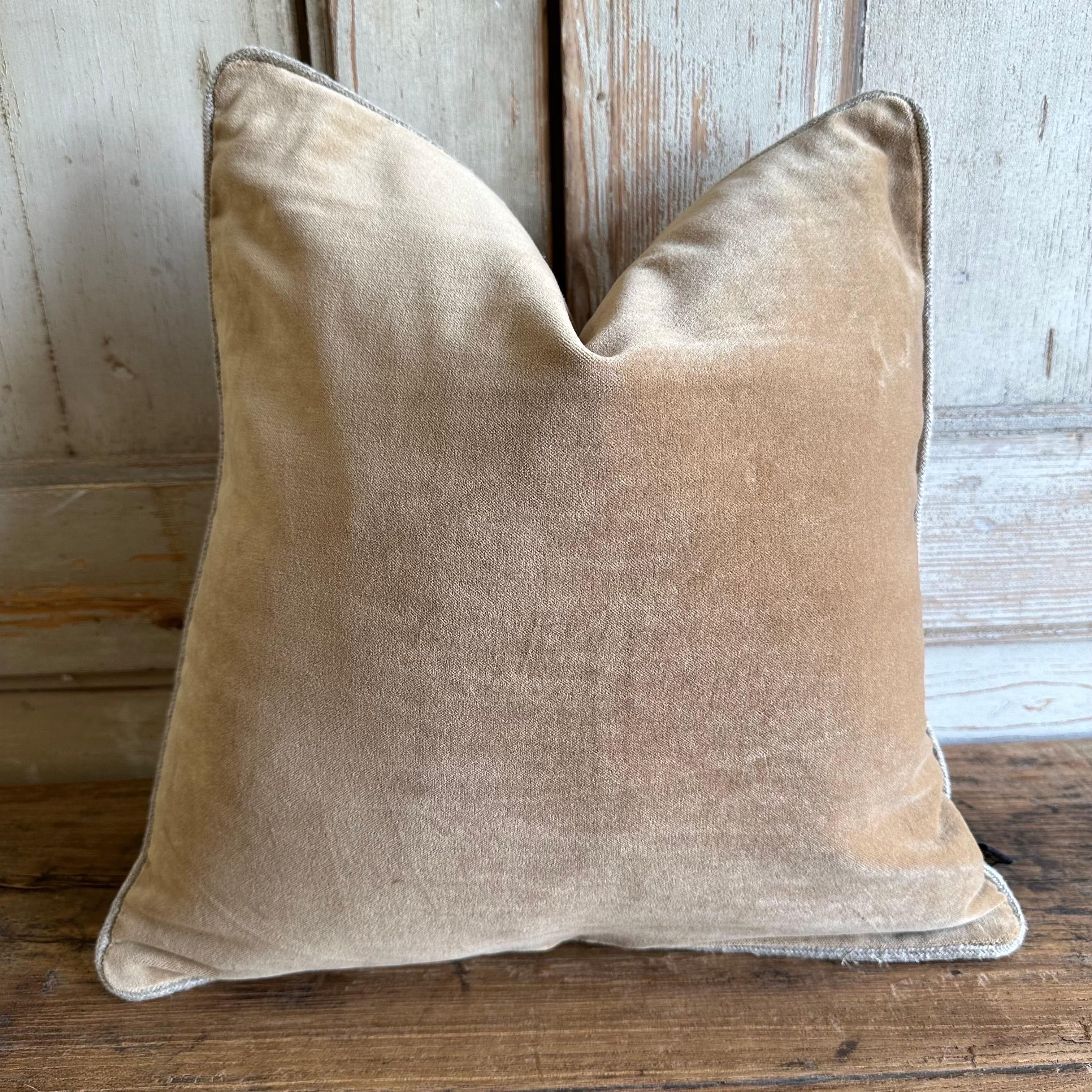 French cotton velvet lumbar pillow with jute trim. Zipper closure, 90/10 down feather insert pillow is included.
size: 18x18
Color: Tabac, a soft velvety nude tone with warm beige tones
100% Cotton velvet
Linen bourdon finish