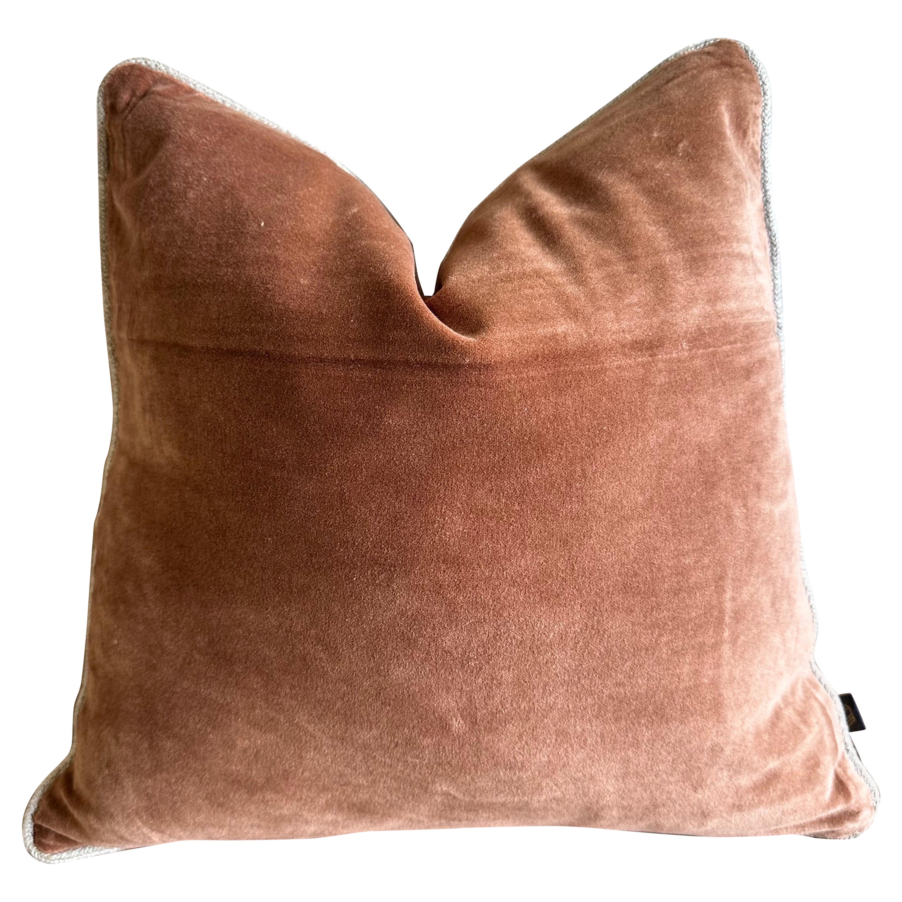 Coussin français en velours de coton couleur moka avec bordure en jute en vente