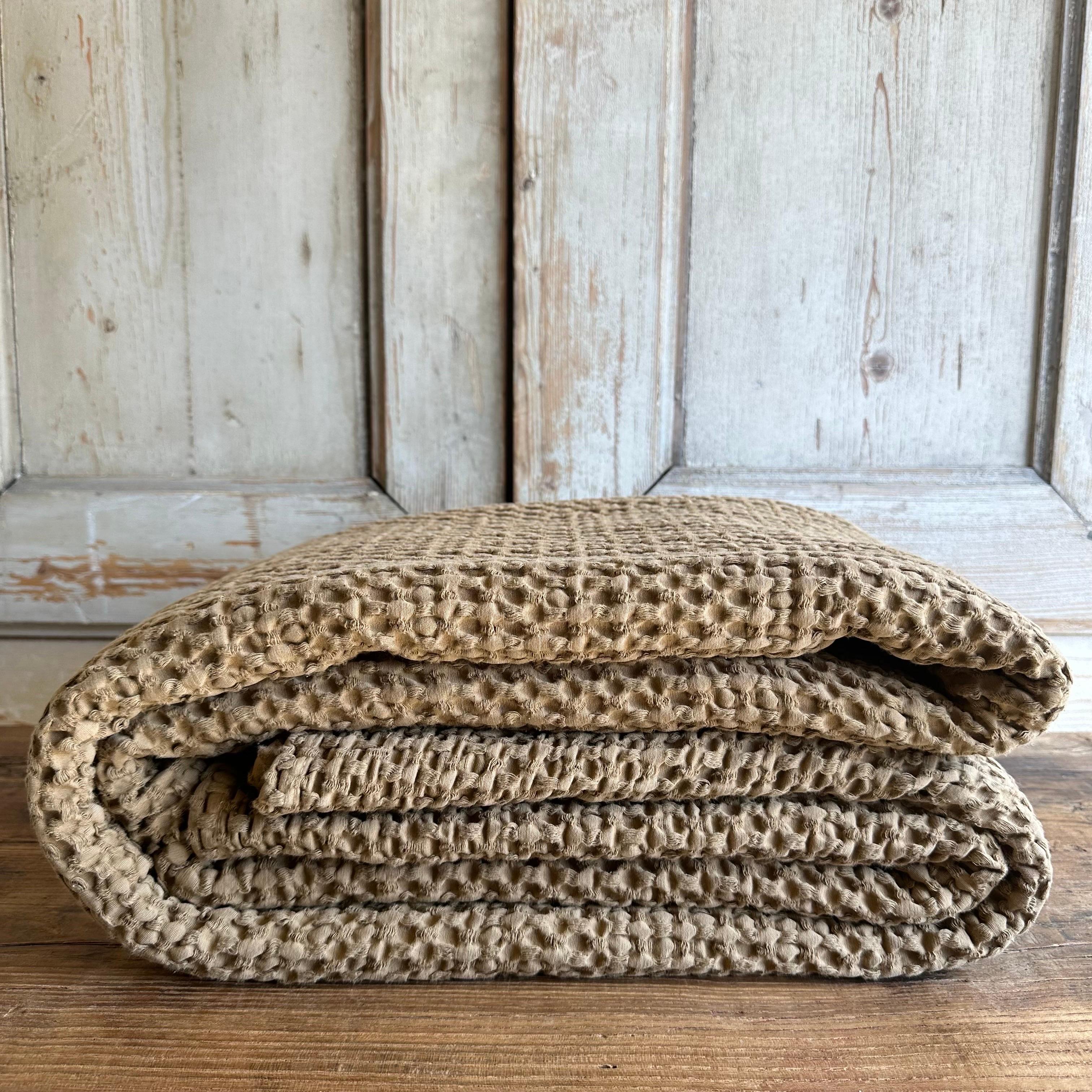 Rennes cotton waffle baffle coverlet blanket.
A soft plush cotton baffle waffle cotton coverlet. Great to use as an accent at the end of the bed, or use as a coverlet.
Color: Tabac / a rusty brown or caramel color
Size : 94 x 102
Large size can