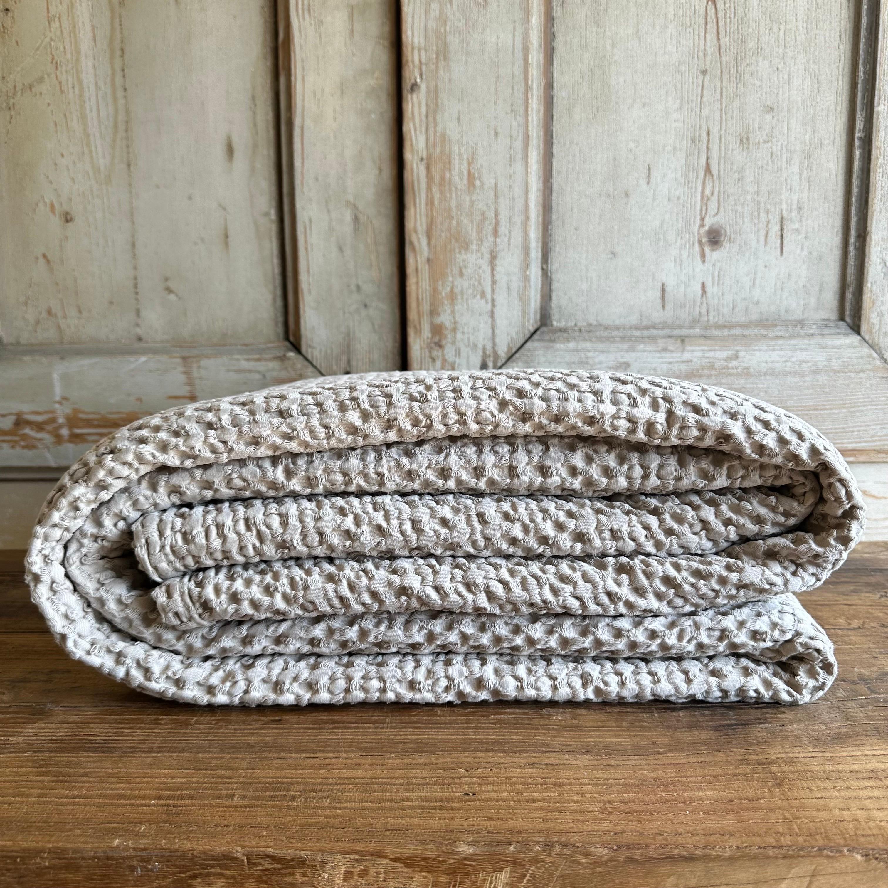 Rennes cotton waffle baffle coverlet blanket
A soft plush cotton baffle waffle cotton coverlet. Great to use as an accent at the end of the bed, or use as a coverlet.
Color: Linen (a natural linen light oatmeal color)
Size : 94x102
Large size