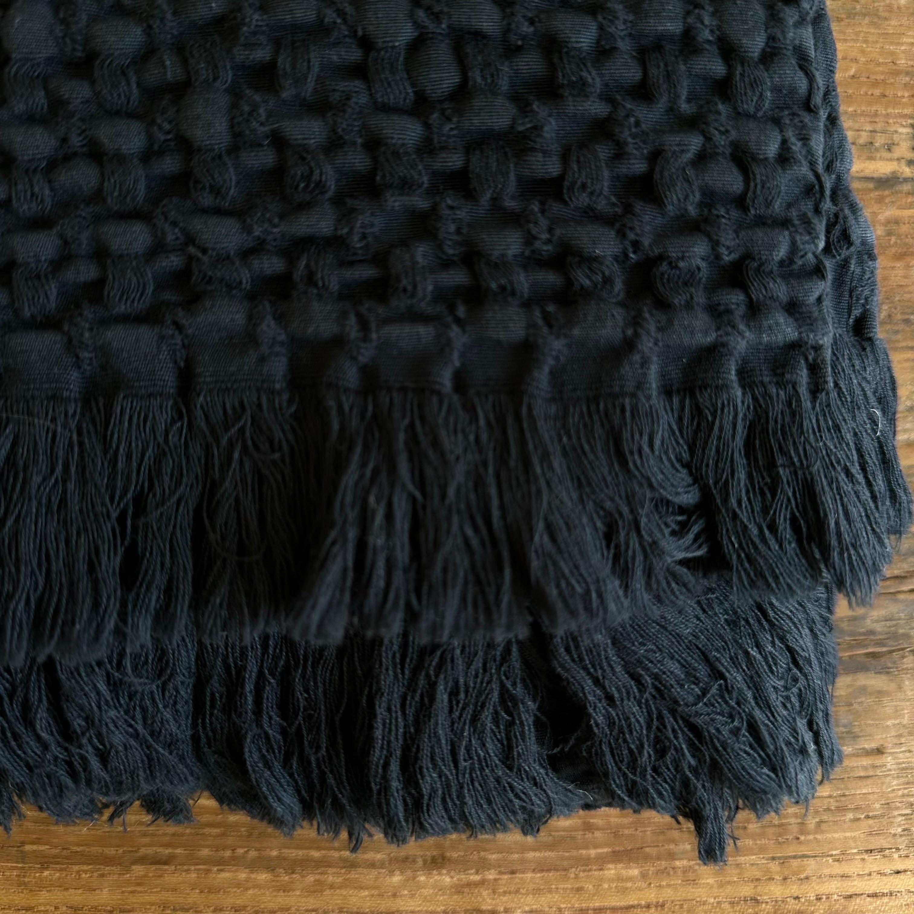 XXIe siècle et contemporain Couverture de lit en coton français gaufré en Noir en vente