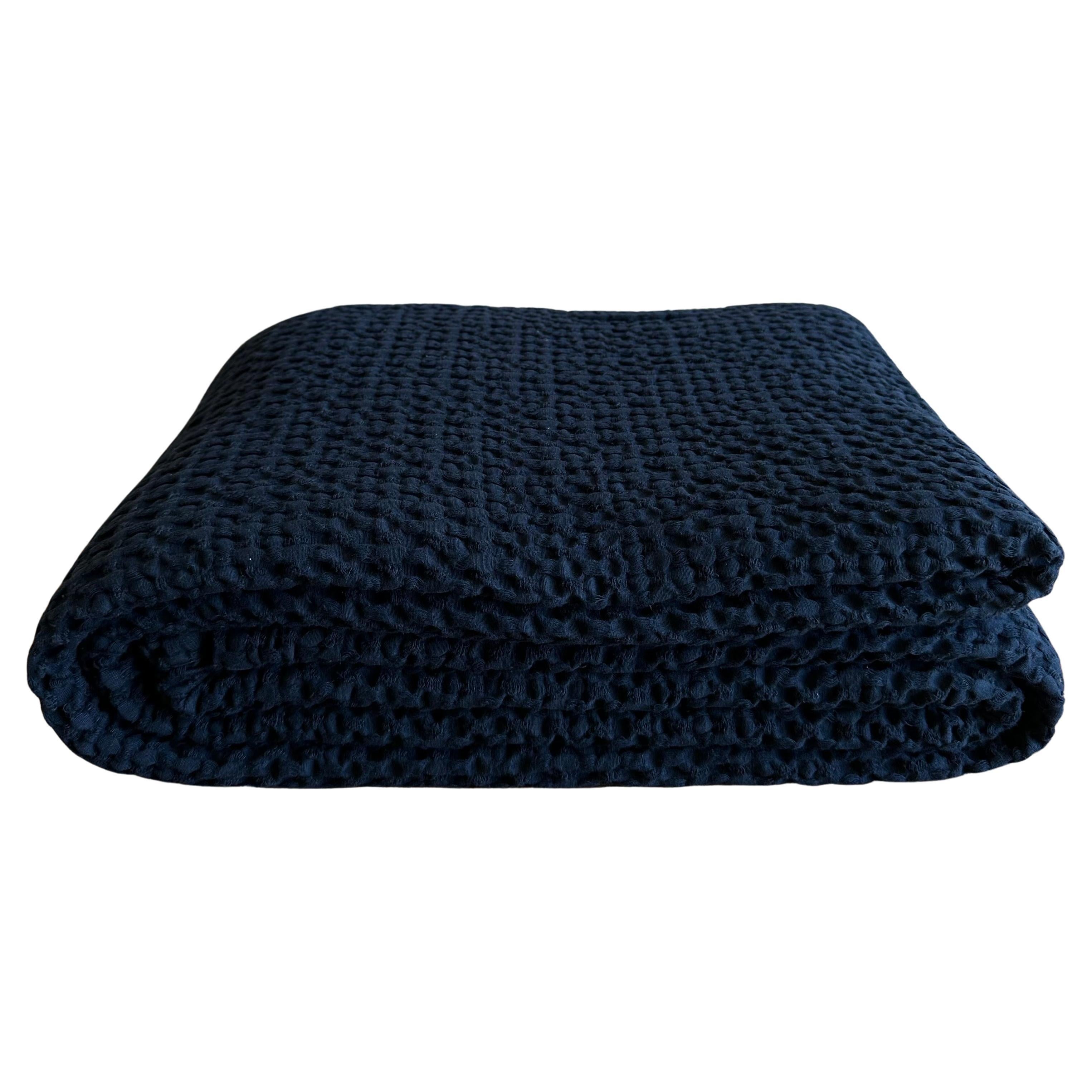 French Cotton Waffle Woven Bed Size Blanket in Noir For Sale