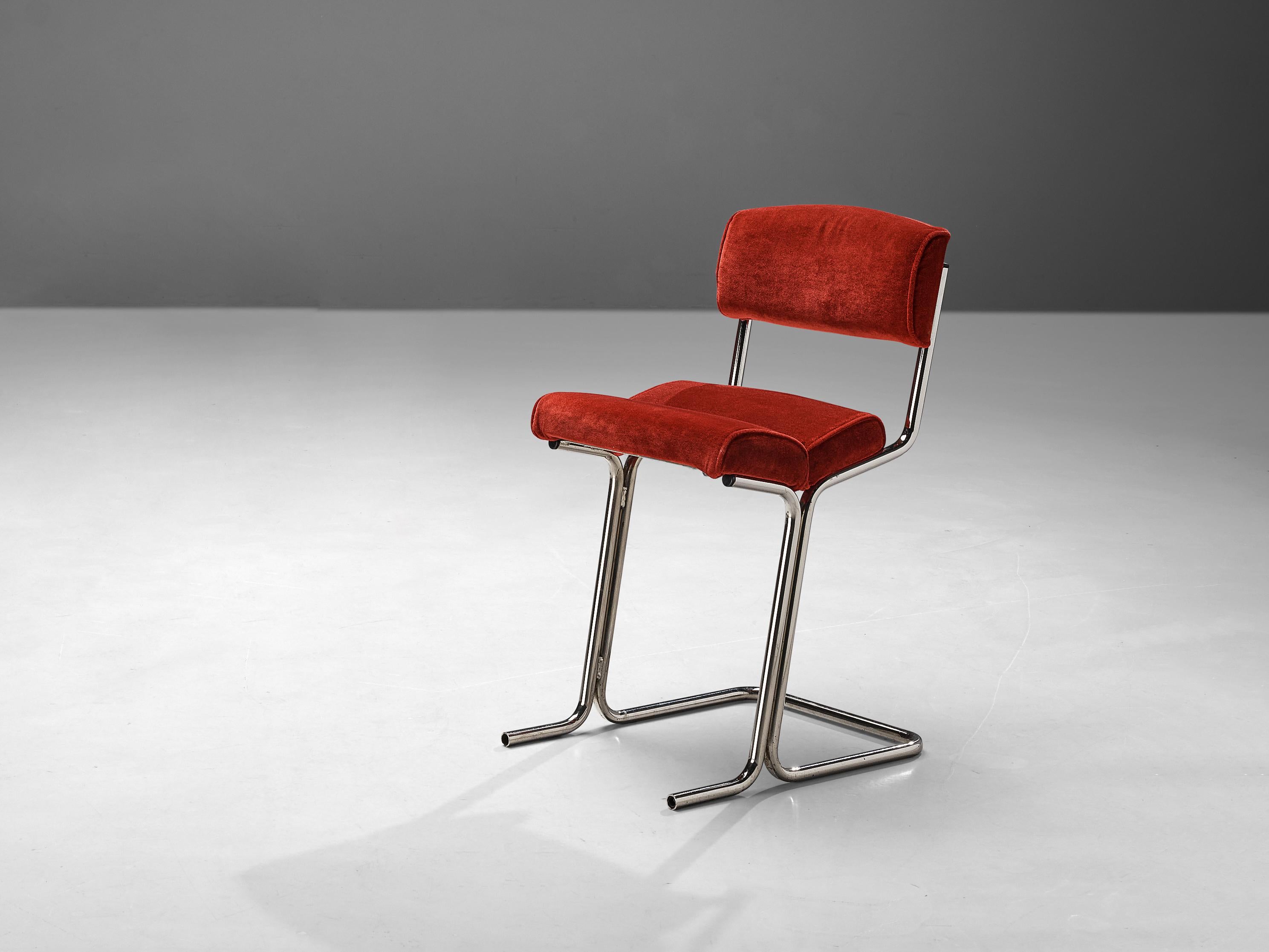 Chaise de comptoir, métal chromé, velours, France, années 1970.

Ce tabouret de comptoir ou de bar convainc l'œil du spectateur par son cadre tubulaire bien proportionné associé à un revêtement en velours rouge vif. Le siège est séparé en deux