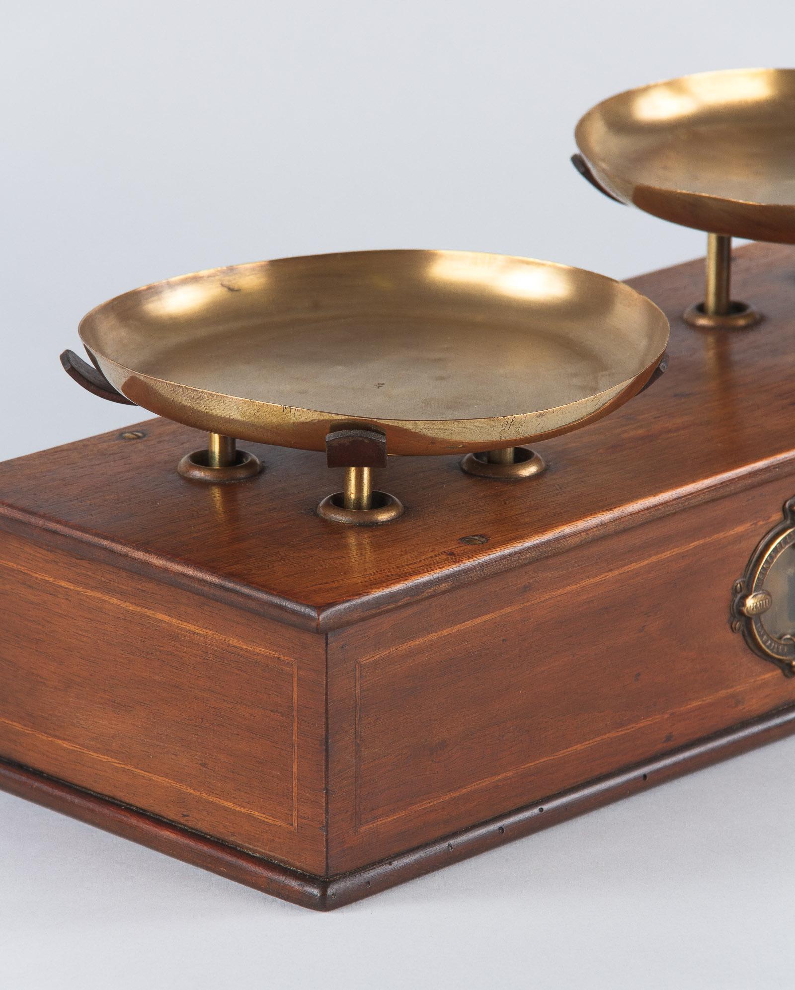 French Counter Scale in Walnut with Brass Plateaux, 1880s 7