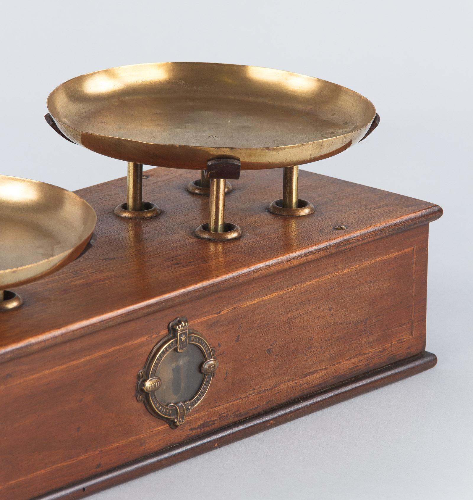 French Counter Scale in Walnut with Brass Plateaux, 1880s 8