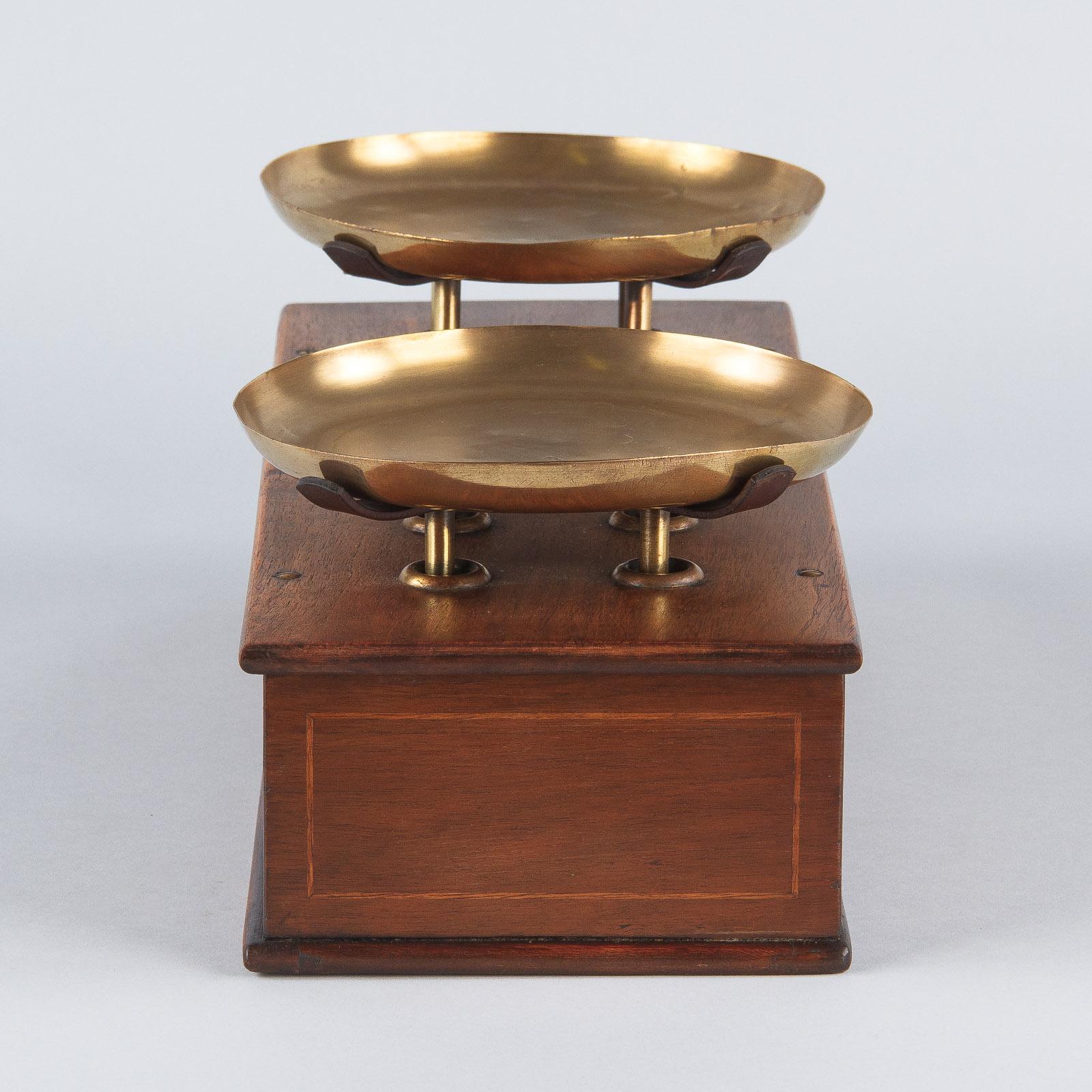 French Counter Scale in Walnut with Brass Plateaux, 1880s 14