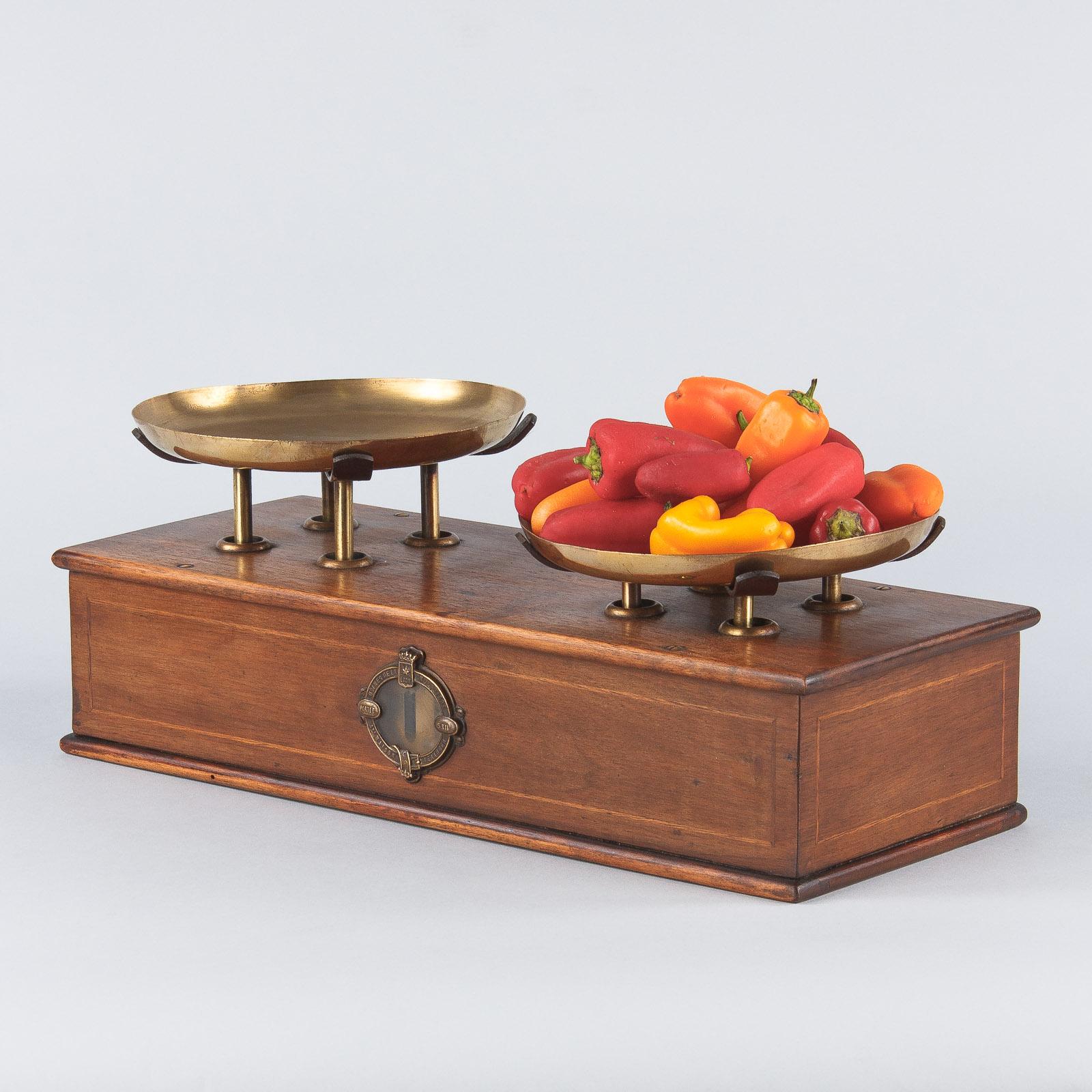 French Counter Scale in Walnut with Brass Plateaux, 1880s 15