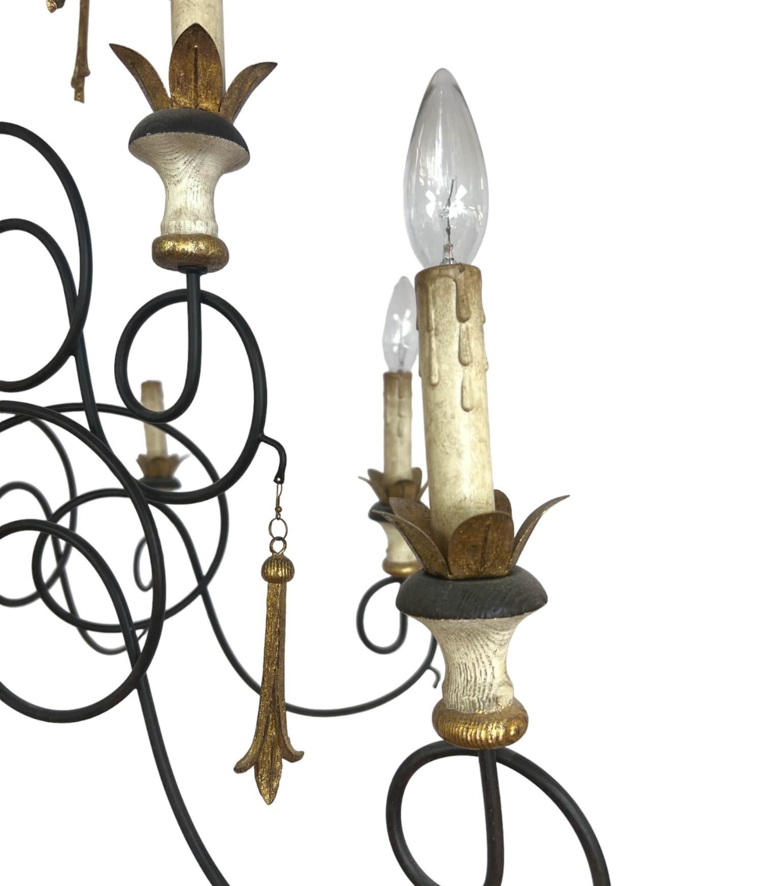 Lustre à 10 lumières en bois sculpté et fer forgé de style campagne française en vente 1