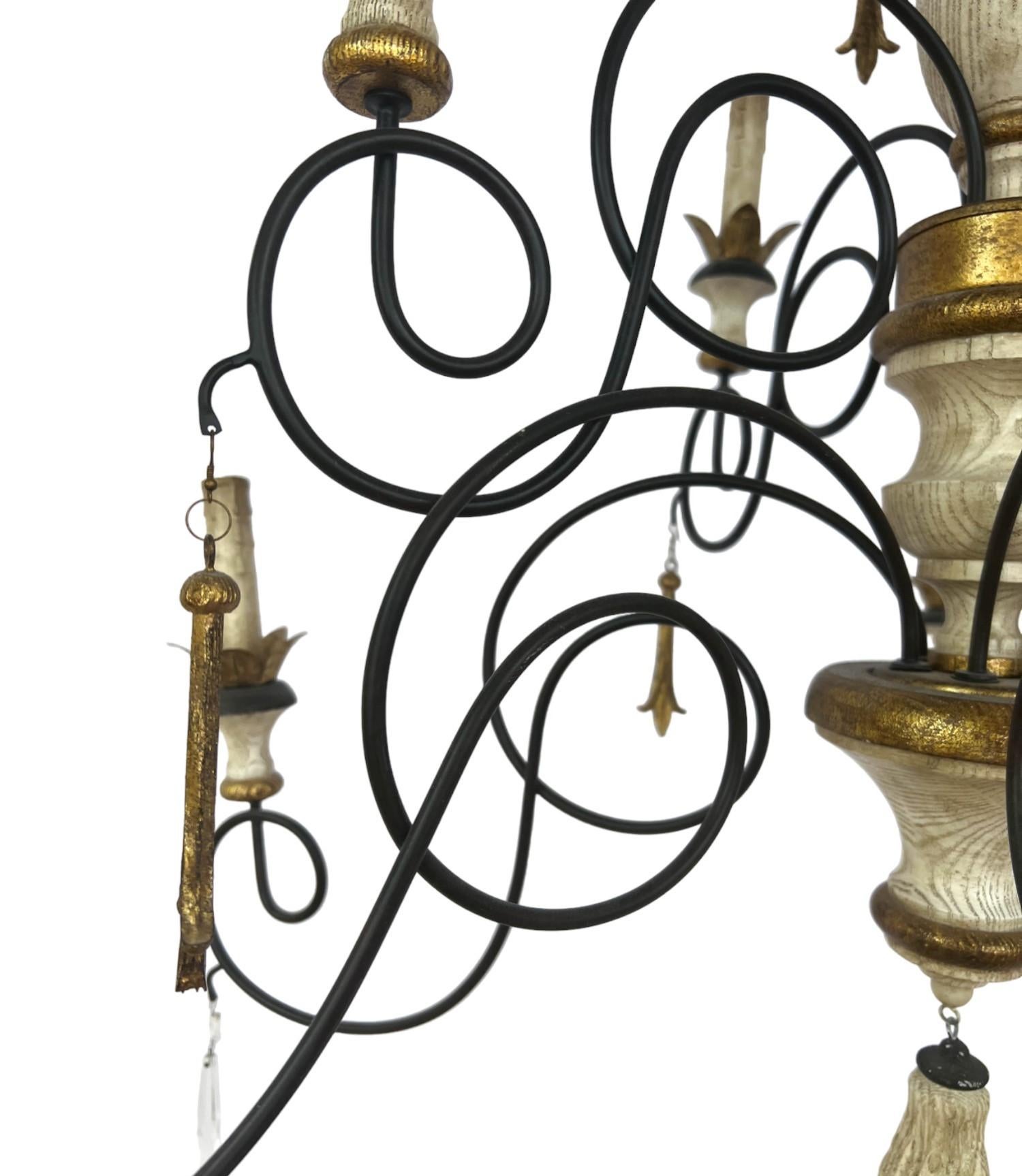 Lustre à 10 lumières en bois sculpté et fer forgé de style campagne française en vente 2