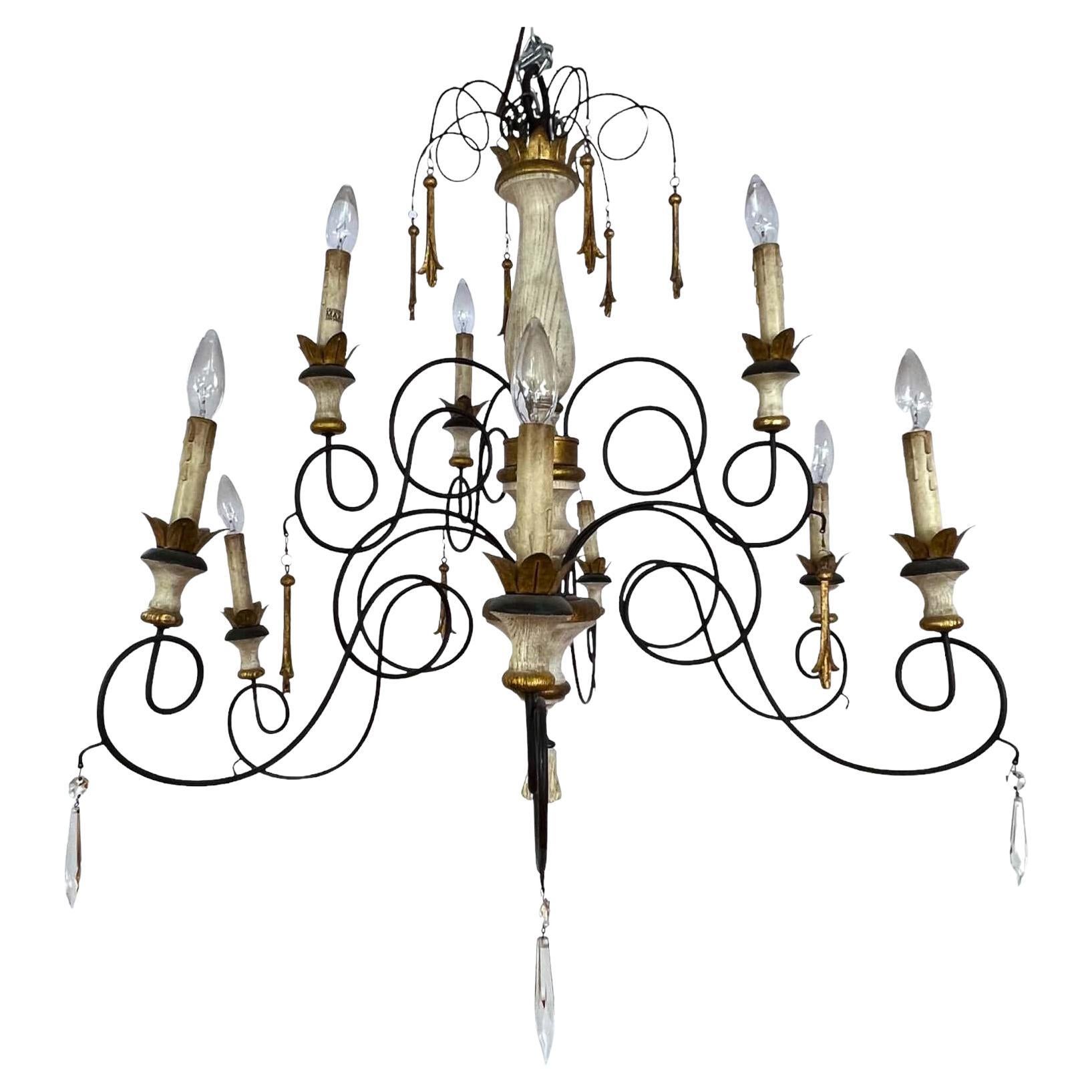Lampadario French Country a 10 luci con legno intagliato e ferro battuto