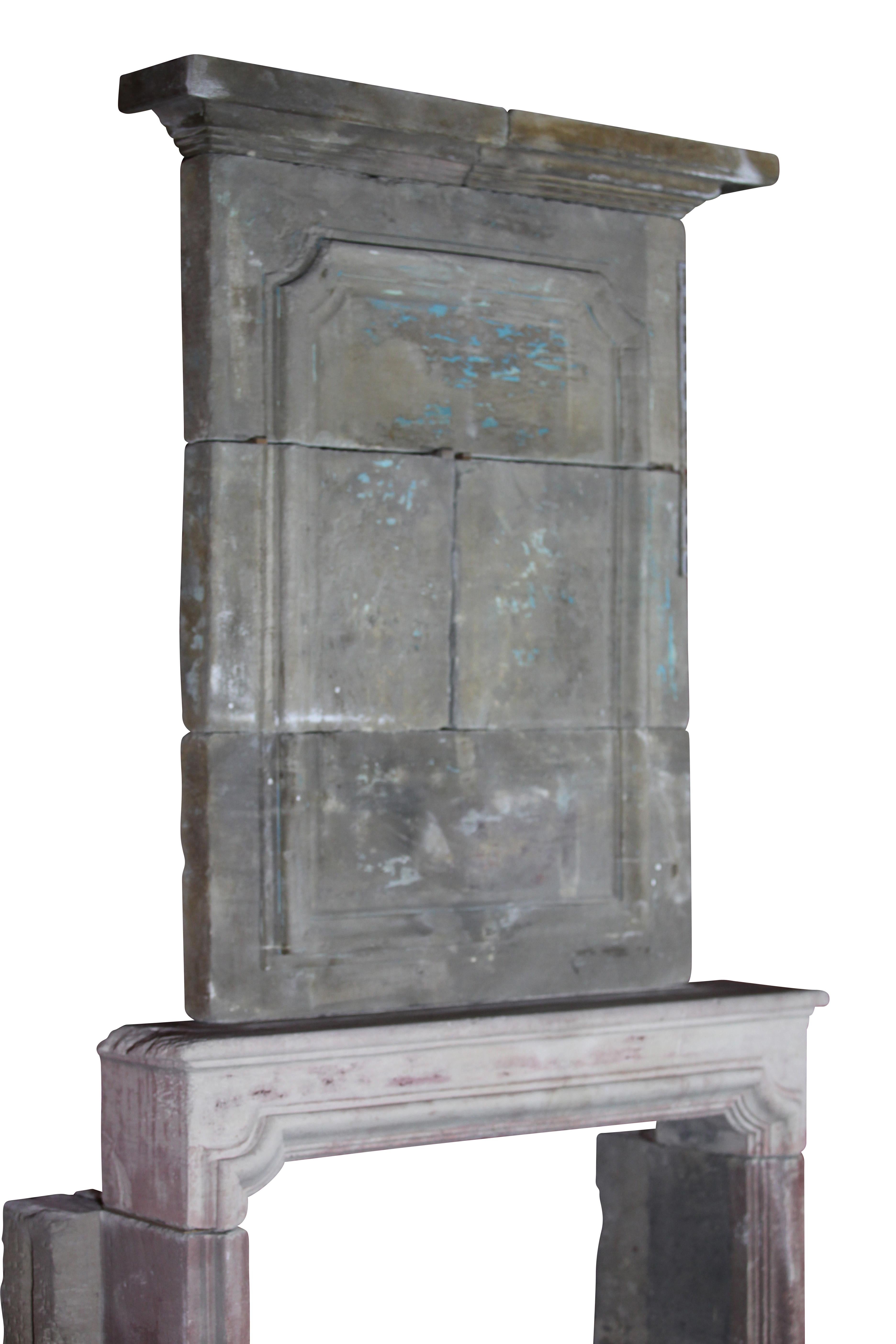 Cheminée ancienne de style campagnard français en pierre calcaire avec cheminée supérieure en vente 2