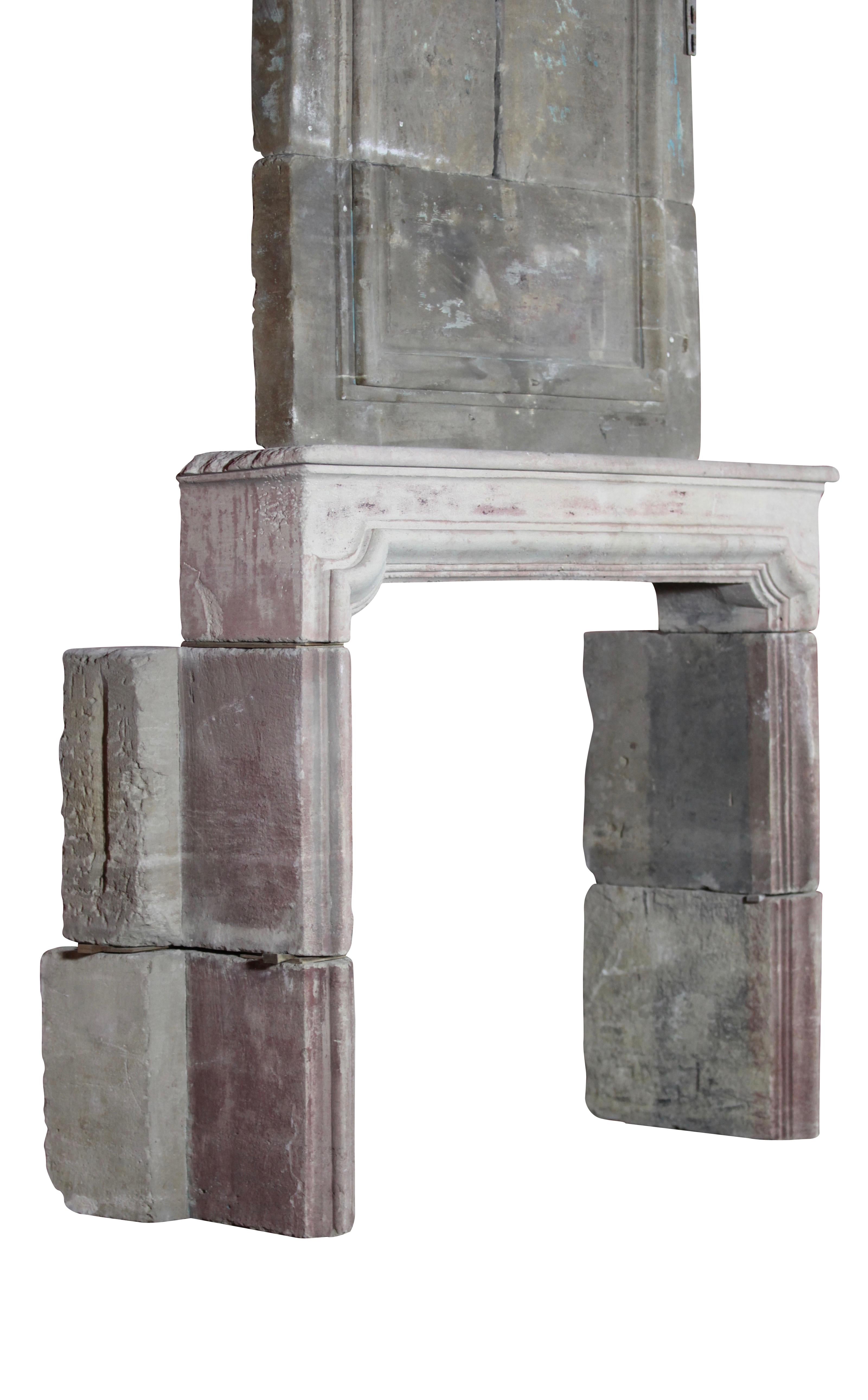 Cheminée ancienne de style campagnard français en pierre calcaire avec cheminée supérieure en vente 4