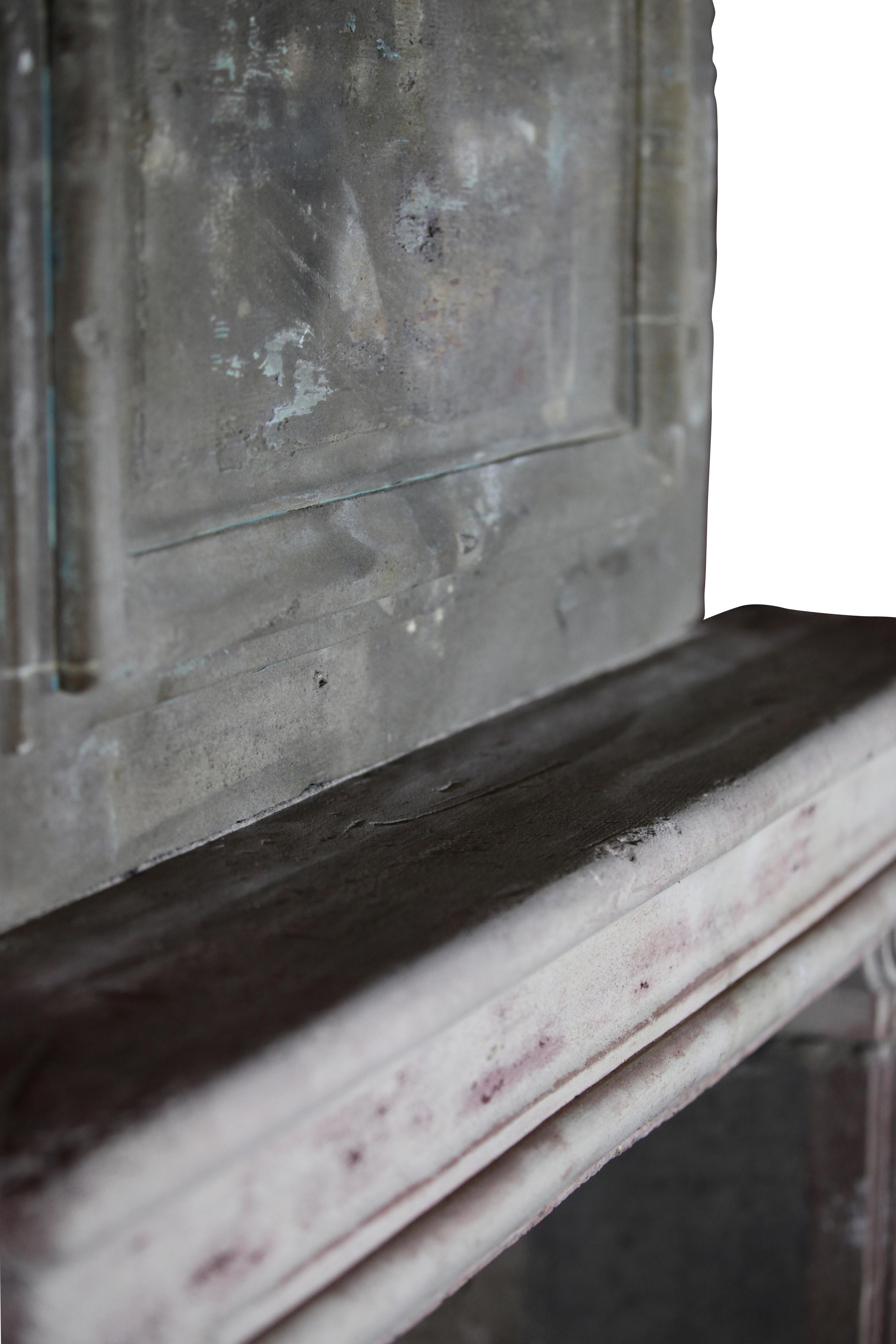 Cheminée ancienne de style campagnard français en pierre calcaire avec cheminée supérieure en vente 8