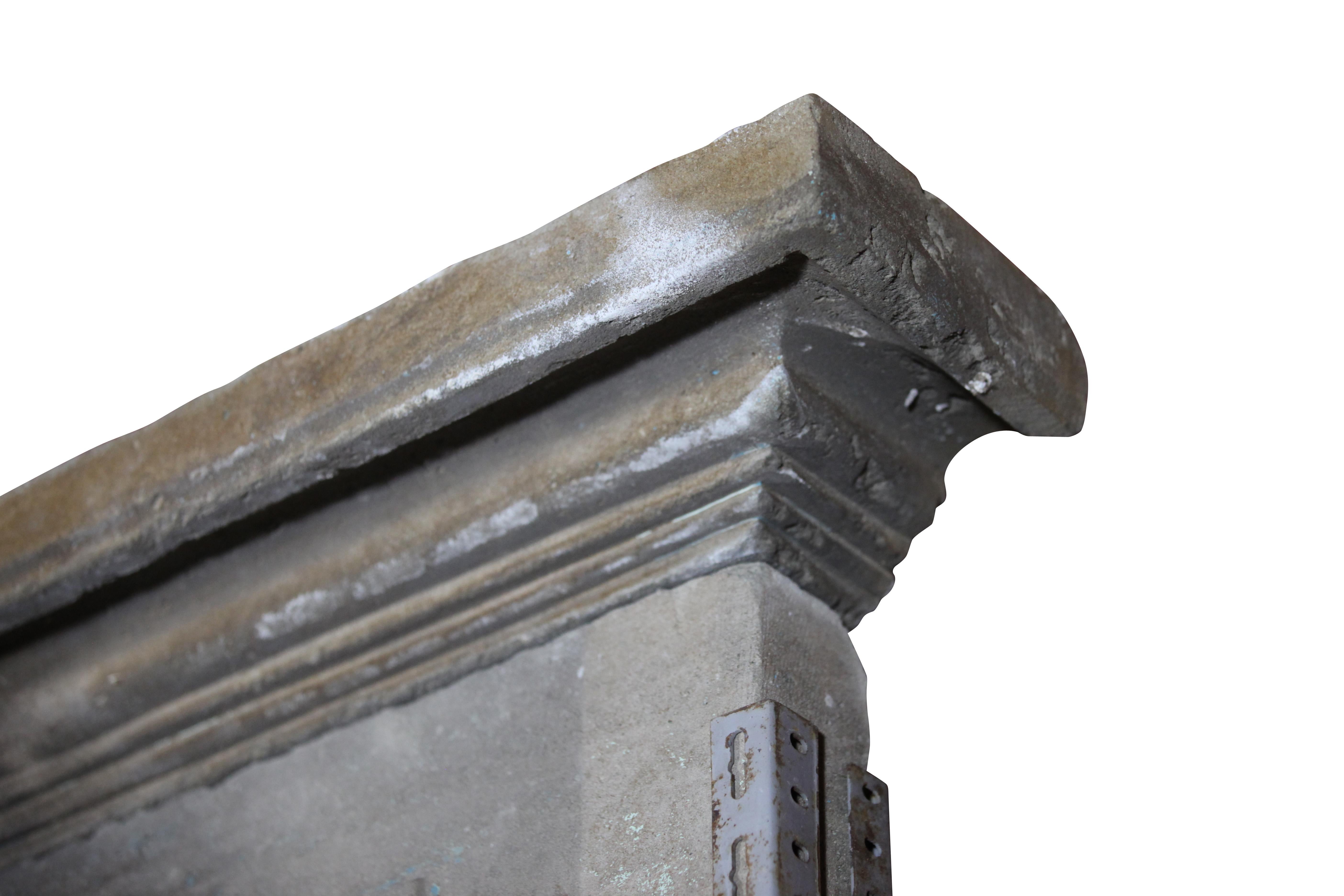 Cheminée ancienne de style campagnard français en pierre calcaire avec cheminée supérieure en vente 10